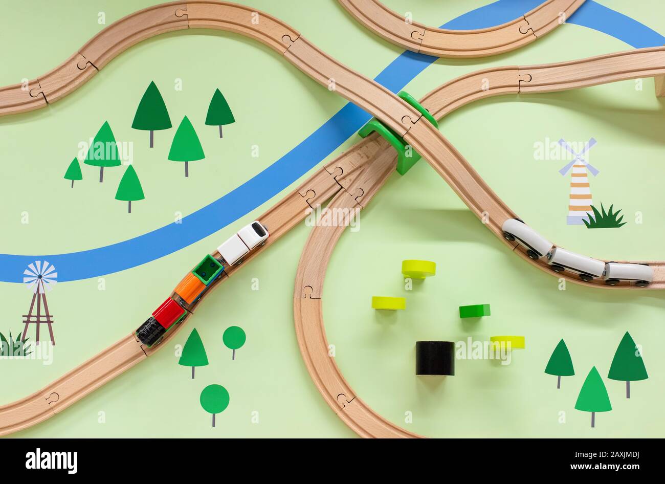Chemin de fer en bois avec un train, vue sur le dessus. Jouets pour  enfants, un train avec des wagons voyageant dans un pré vert avec une  rivière et des arbres. Échange