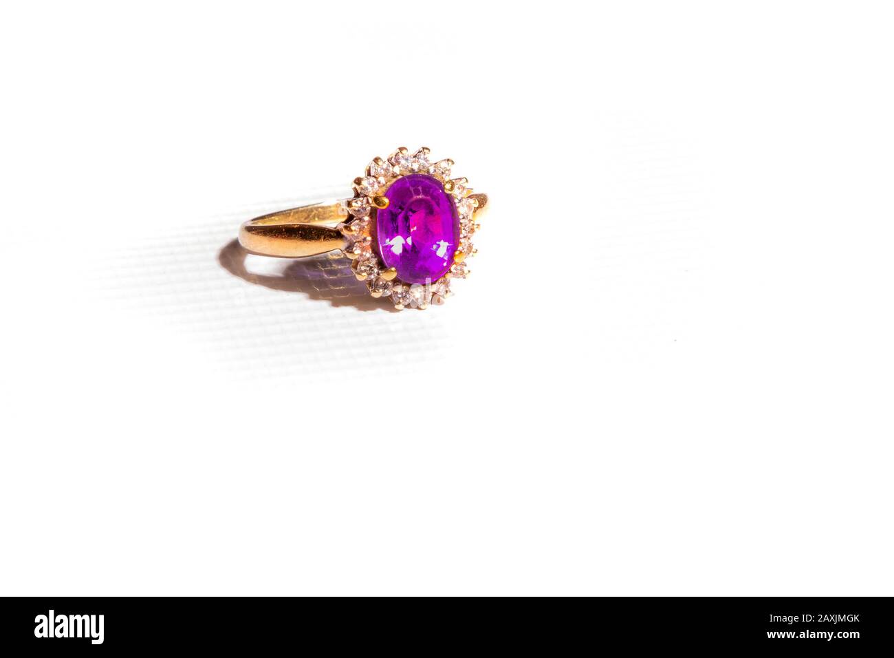 Une bague en or pour dames avec Ruby et Diamonds sur un fond de Whiite. Banque D'Images