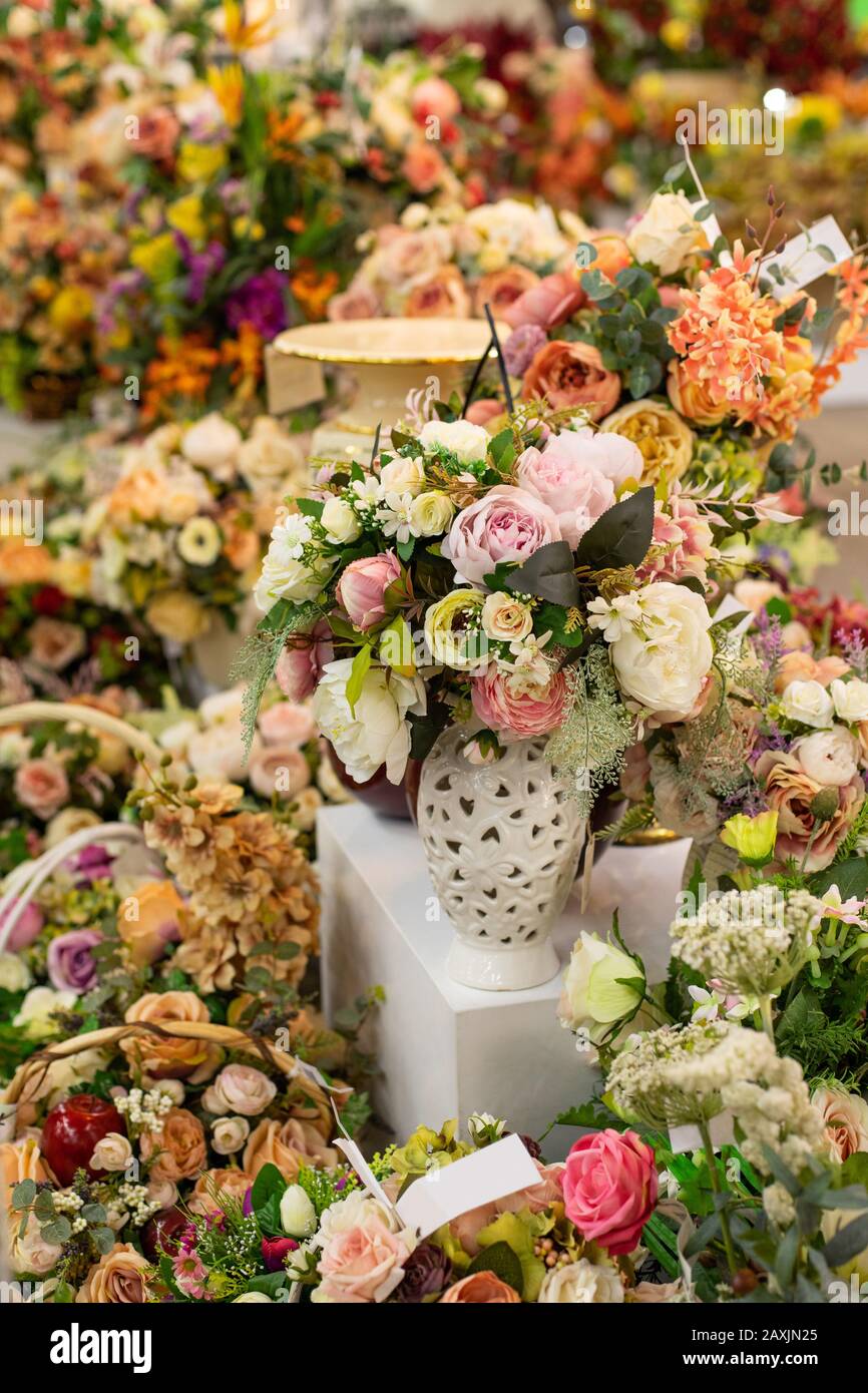 Fleurs artificielles roses dans un magasin de fleurs, un grand bouquet de  fausse rose blanche avec des feuilles. Vente de faux bouquets de fleurs  dans un vase. Poste Photo Stock - Alamy