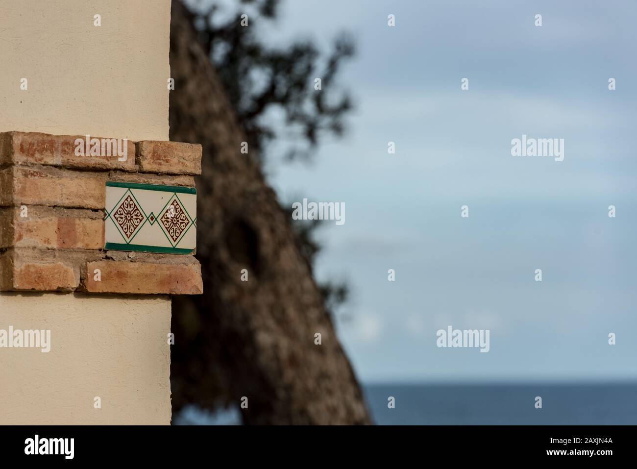 SANT MARTI DE AMPURIES, GÉRONE, ESPAGNE : 2020 FÉV 08 : JOUR ENSOLEILLÉ À CASA FORESTAL DANS LA VIEILLE VILLE DE SANT MARTI DE AMPURIES, GÉRONE, ESPAGNE Banque D'Images