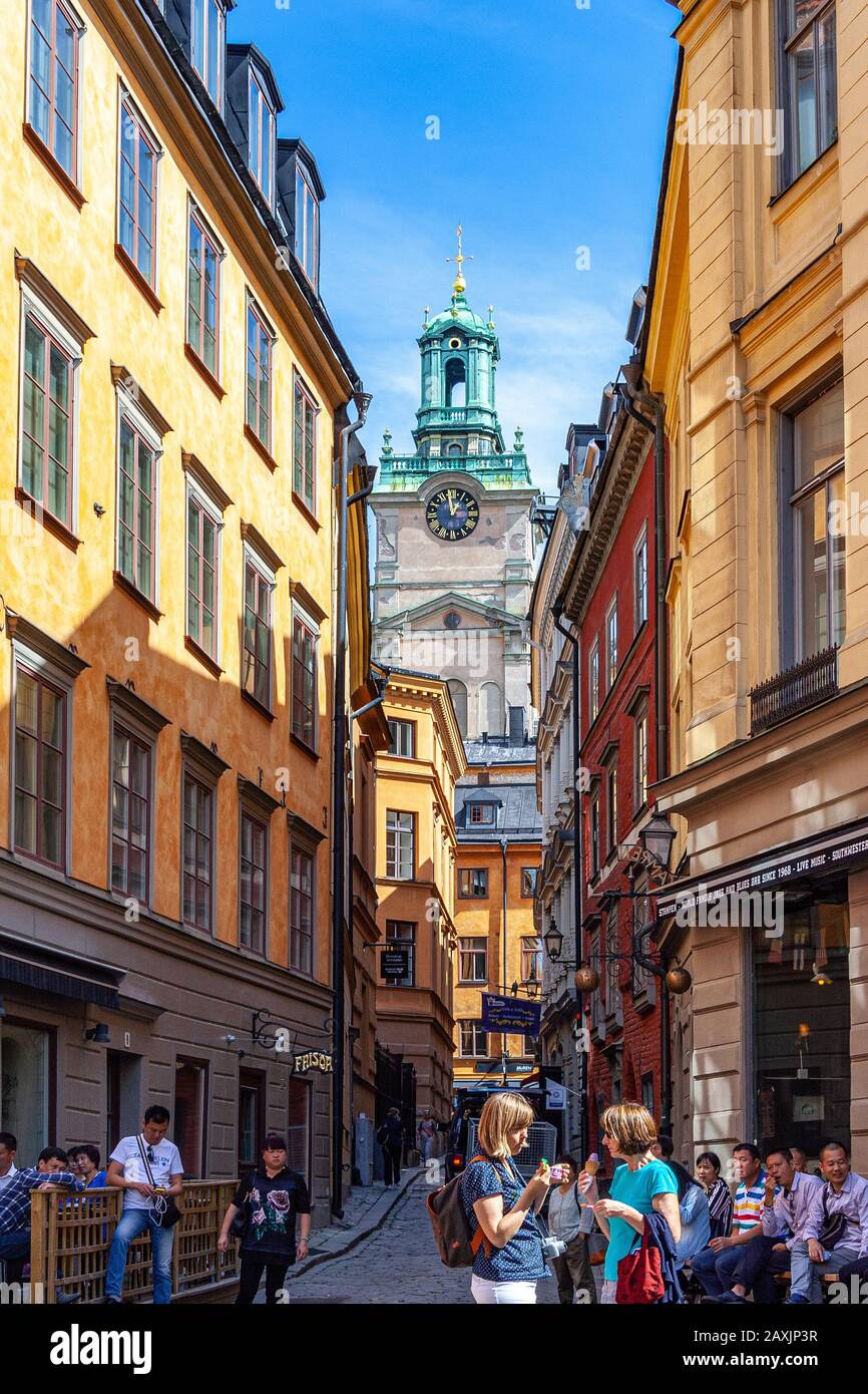 Les habitants de l'île Gamla Stan, rue près de l'église Saint-Gertrude dans le vieux Stockholm. Suède Banque D'Images