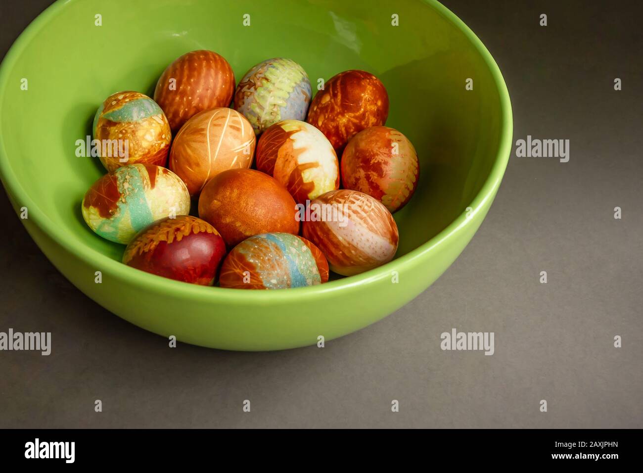 Œufs de Pâques peints à la main colorés Banque D'Images