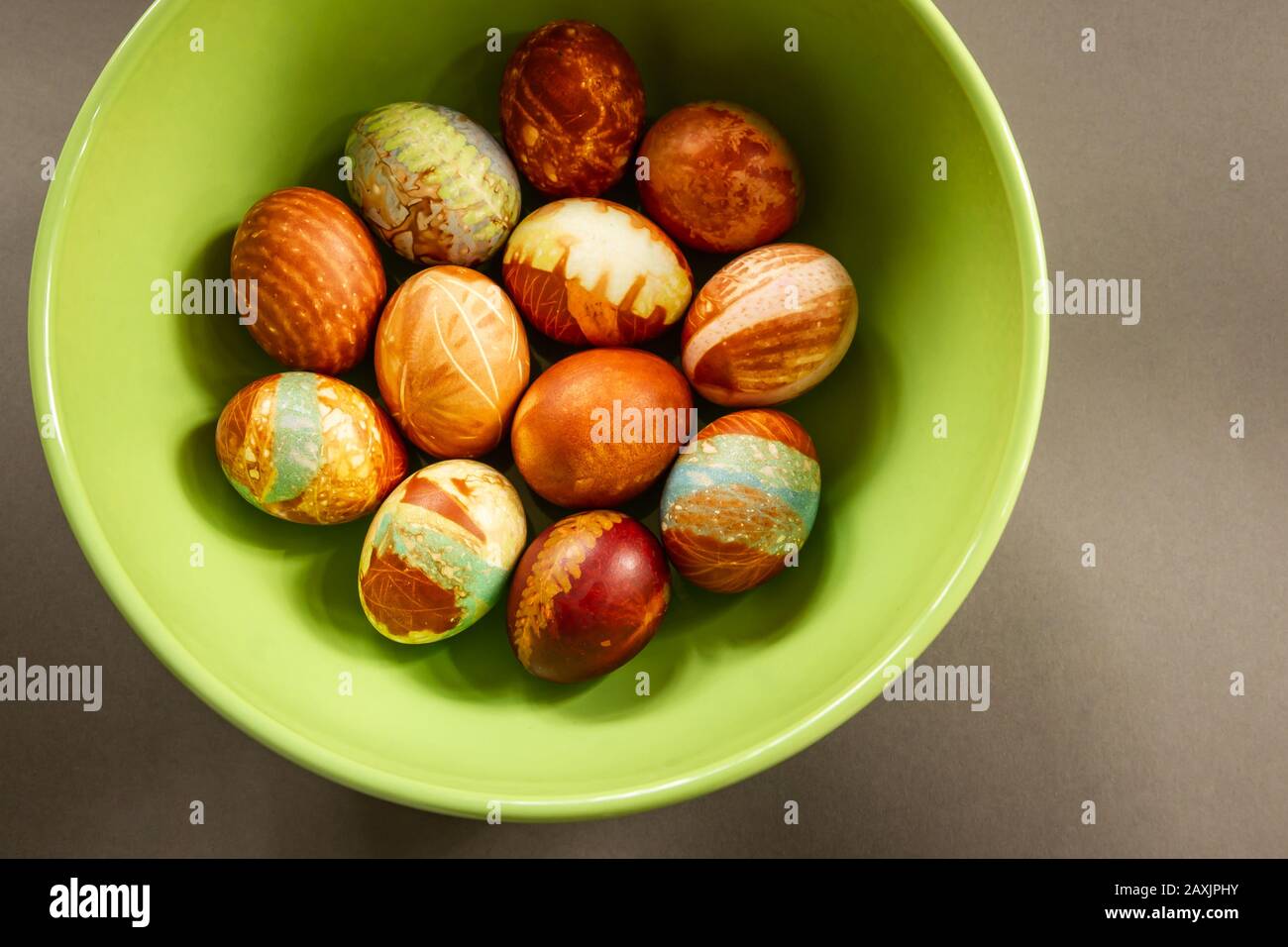 Œufs de Pâques peints à la main colorés Banque D'Images