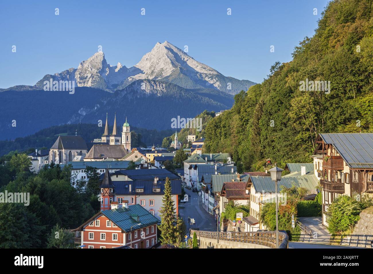 Vue sur Berchtesgaden avec Collégiale et église paroissiale en face de Watzmann, Berchtesgadener Land, Haute-Bavière, Bavière, Allemagne du sud Banque D'Images
