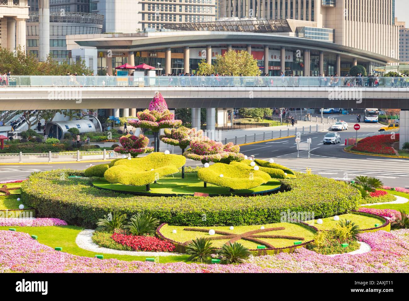 1er décembre 2018 : Shanghai, Chine - Topiary et plantes au centre d'un rond-point dans le district de Pudong. Banque D'Images