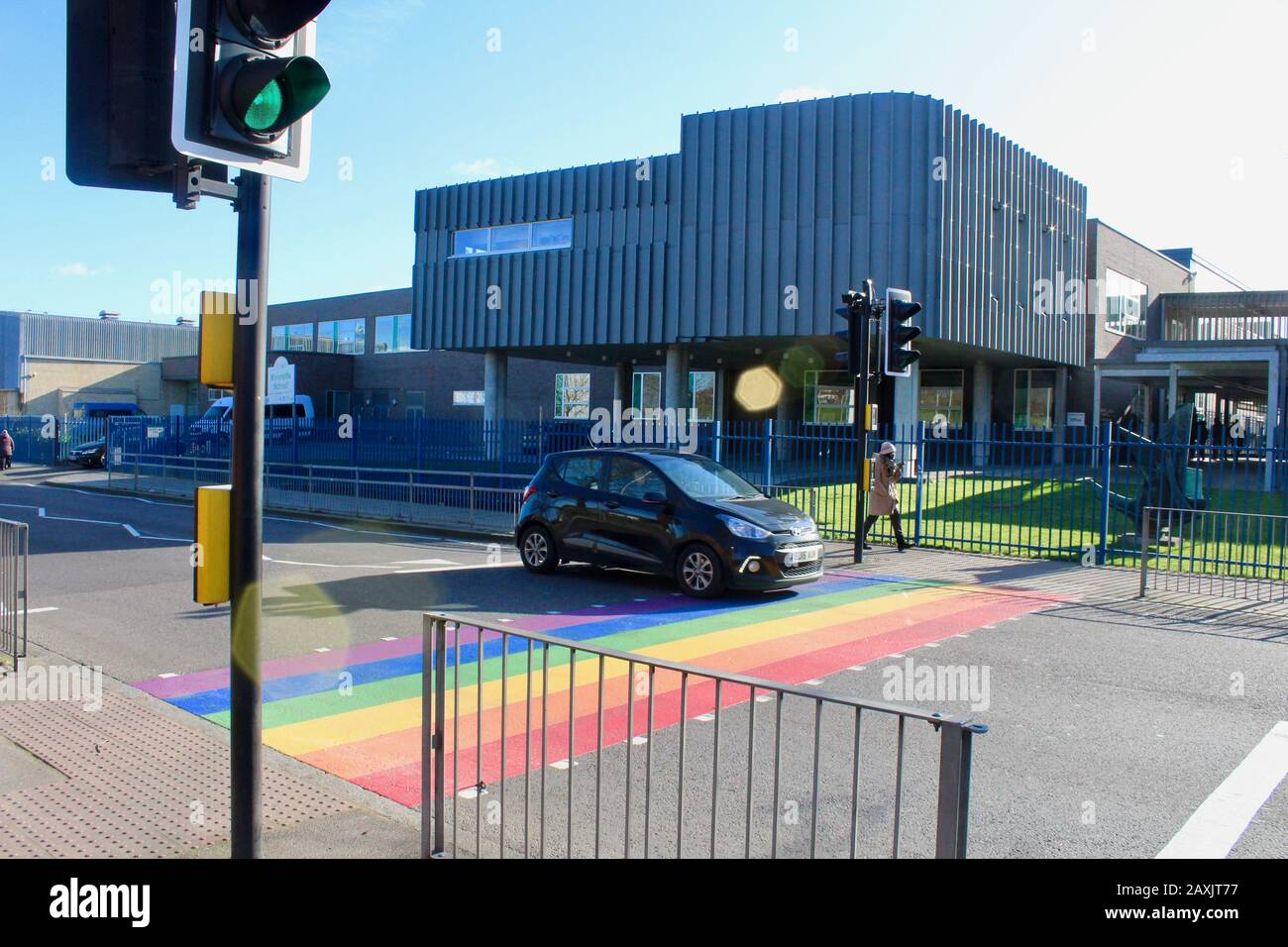 L'arc-en-ciel a peint LBGTQ en soutien à la traversée piétonne à l'extérieur du lycée de woodside haringey bois vert londres Royaume-Uni Banque D'Images