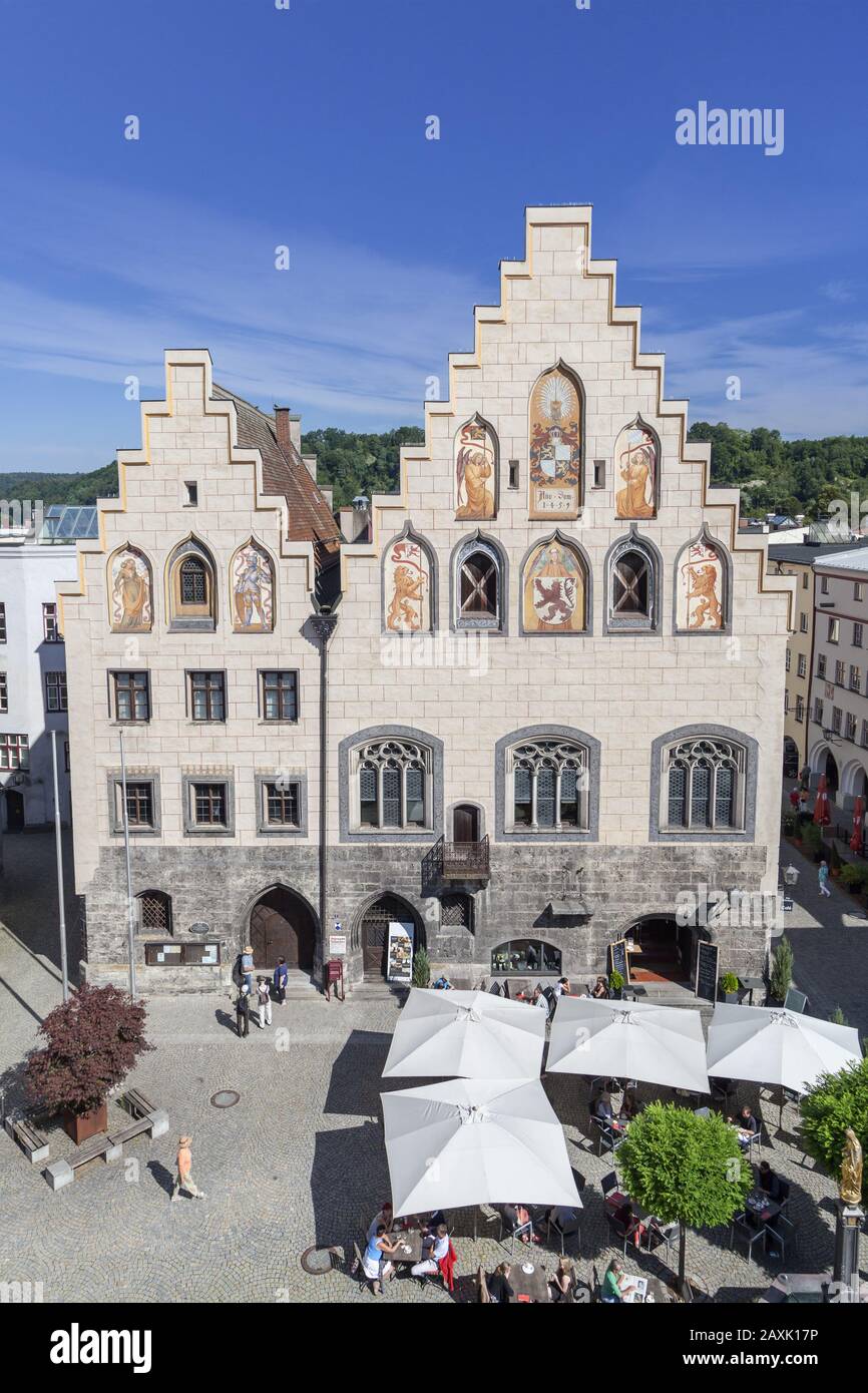 Hôtel de ville avec double pignon et restaurant "La Schranne" à Wasserburg am Inn, Haute-Bavière, Bavière, Allemagne du Sud, Allemagne, Europe Banque D'Images