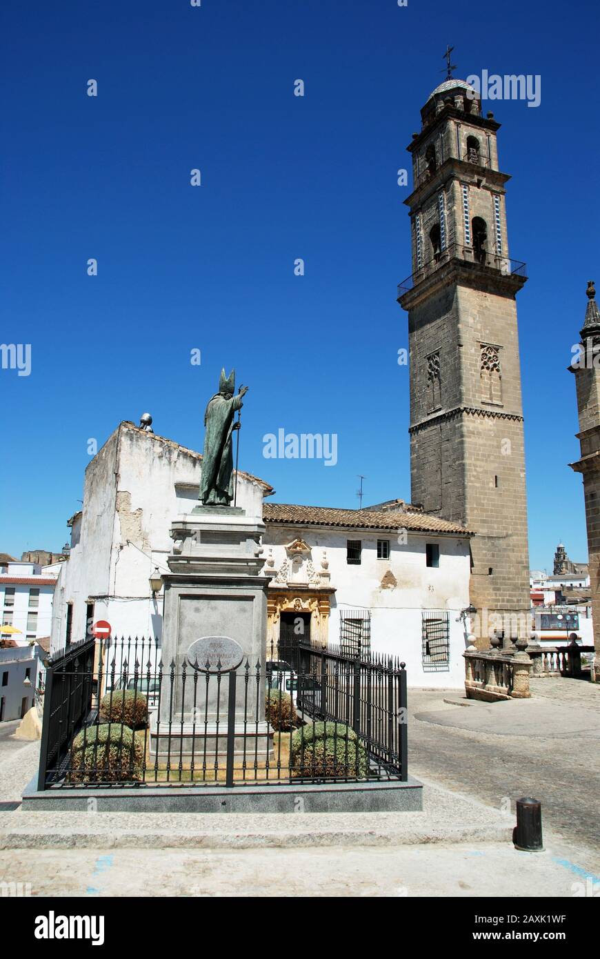 Palacio del marques de Bertemati et statue de Juan Pablo II sur la Plaza de la Encarnacion, Jerez de la Frontera, province de Cadiz; Andalousie, Espagne Banque D'Images