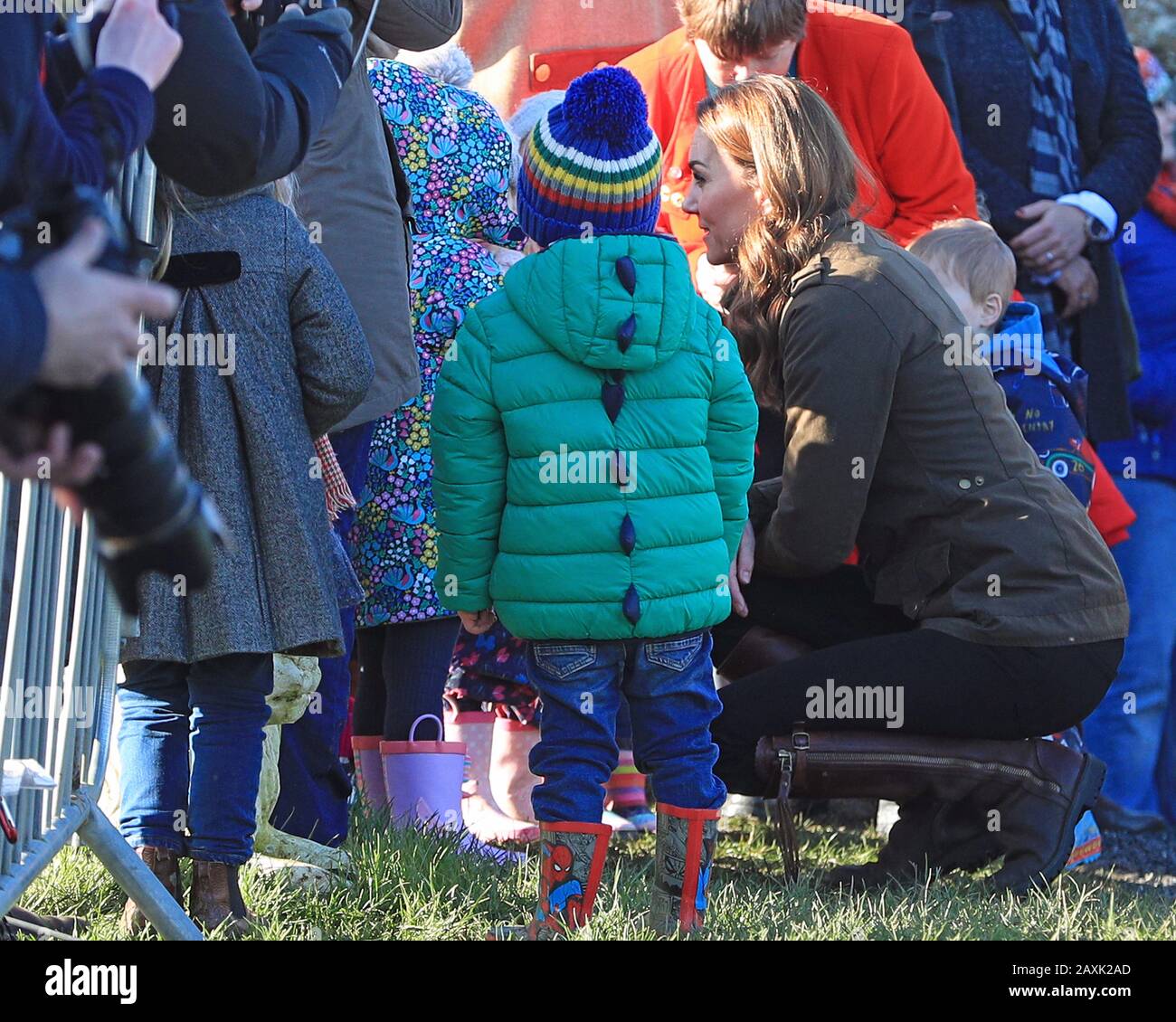 La duchesse de Cambridge parle avec de jeunes enfants à l'Ark Open Farm, à Newtownards, près de Belfast, lors d'une visite pour rencontrer des parents et des grands-parents afin de discuter de leur expérience de la collecte de jeunes enfants pour son enquête sur la petite enfance. Banque D'Images