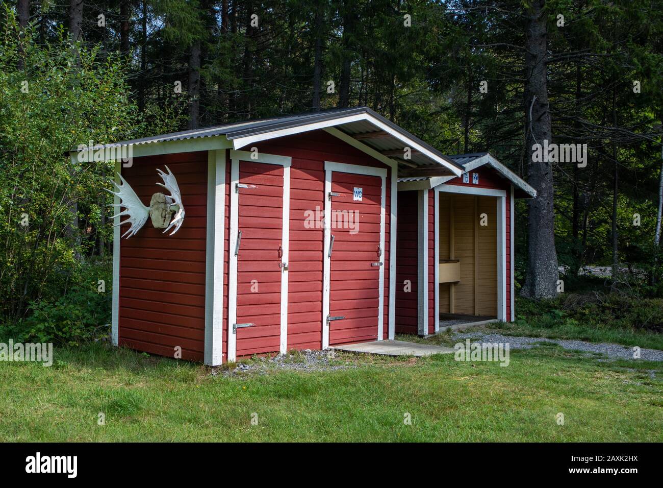 Finlande camping rural rouge bois traditionnel wc toilettes dans la forêt verte avec de grands orignaux Banque D'Images