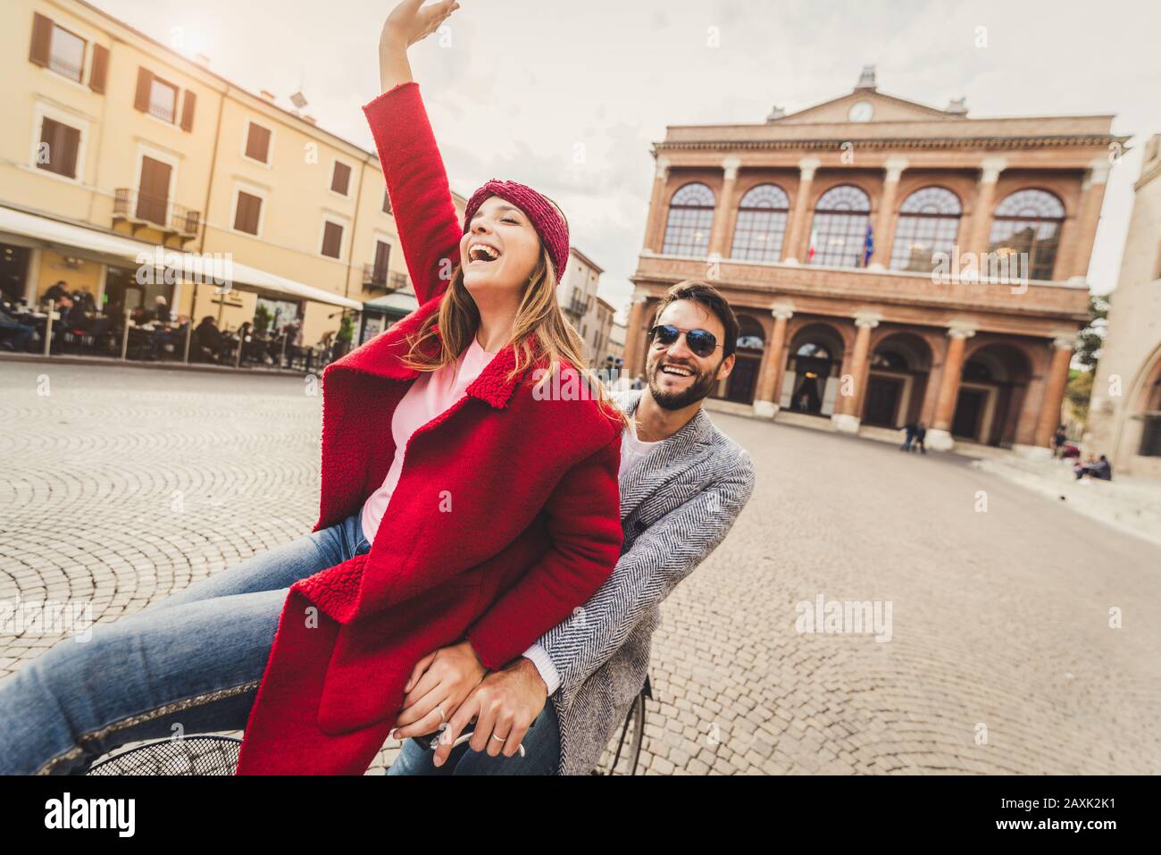 Un jeune couple heureux amoureux qui s'est fait une promenade en vélo un jour d'automne dans la ville Banque D'Images