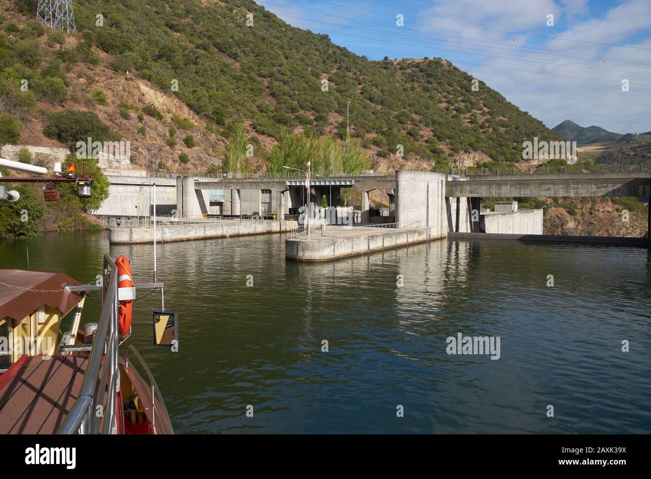 L'hôtel barge "Esprit de Chartwell" à proximité d'un écluse sur le fleuve Douro, Portugal. Banque D'Images