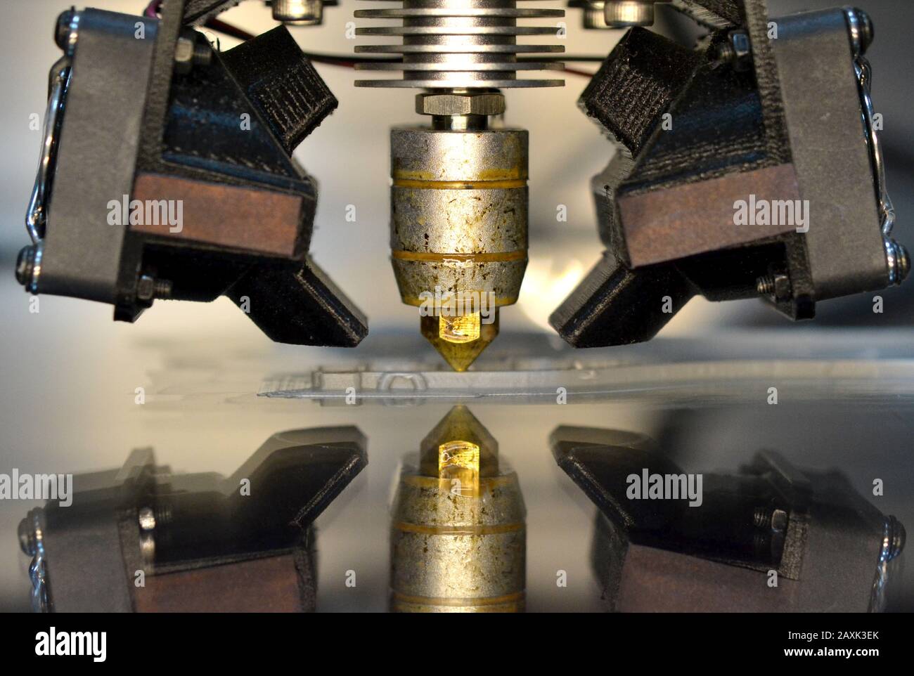 L'imprimante tridimensionnelle imprime des objets isolés sur la surface  réfléchissante du miroir en gros plan. Technologie d'impression 3D moderne  Photo Stock - Alamy