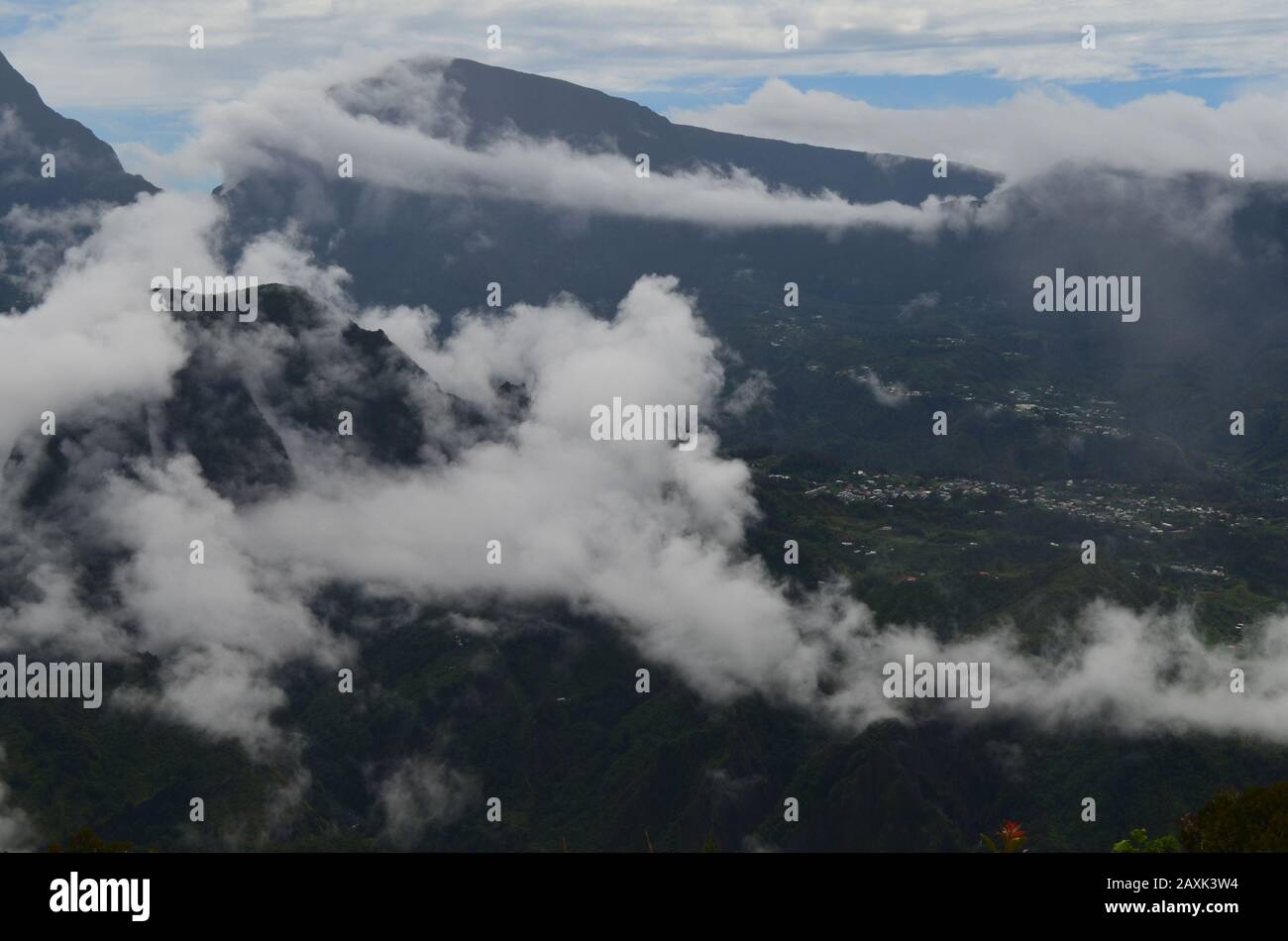 Montagnes brumeuses entourant le cratère volcanique de Salazie (Cirque de Salazie) sur l'île de la Réunion, Océan Indien Banque D'Images