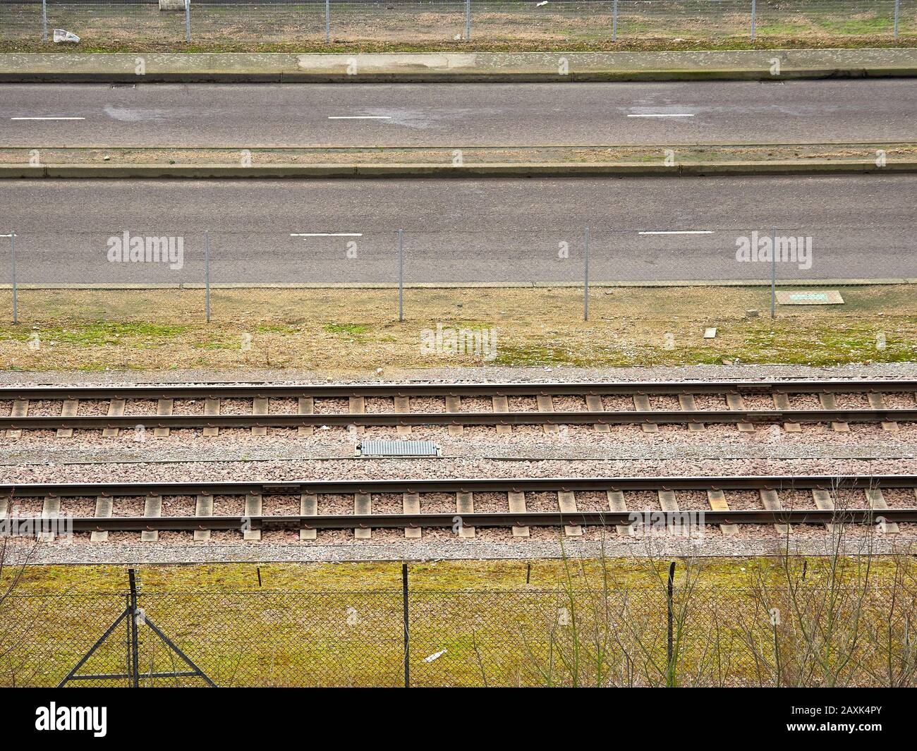 Connexion route et rail au port de Felixstowe. Affichage du type de voies logistiques à travers le port côte à côte. Banque D'Images