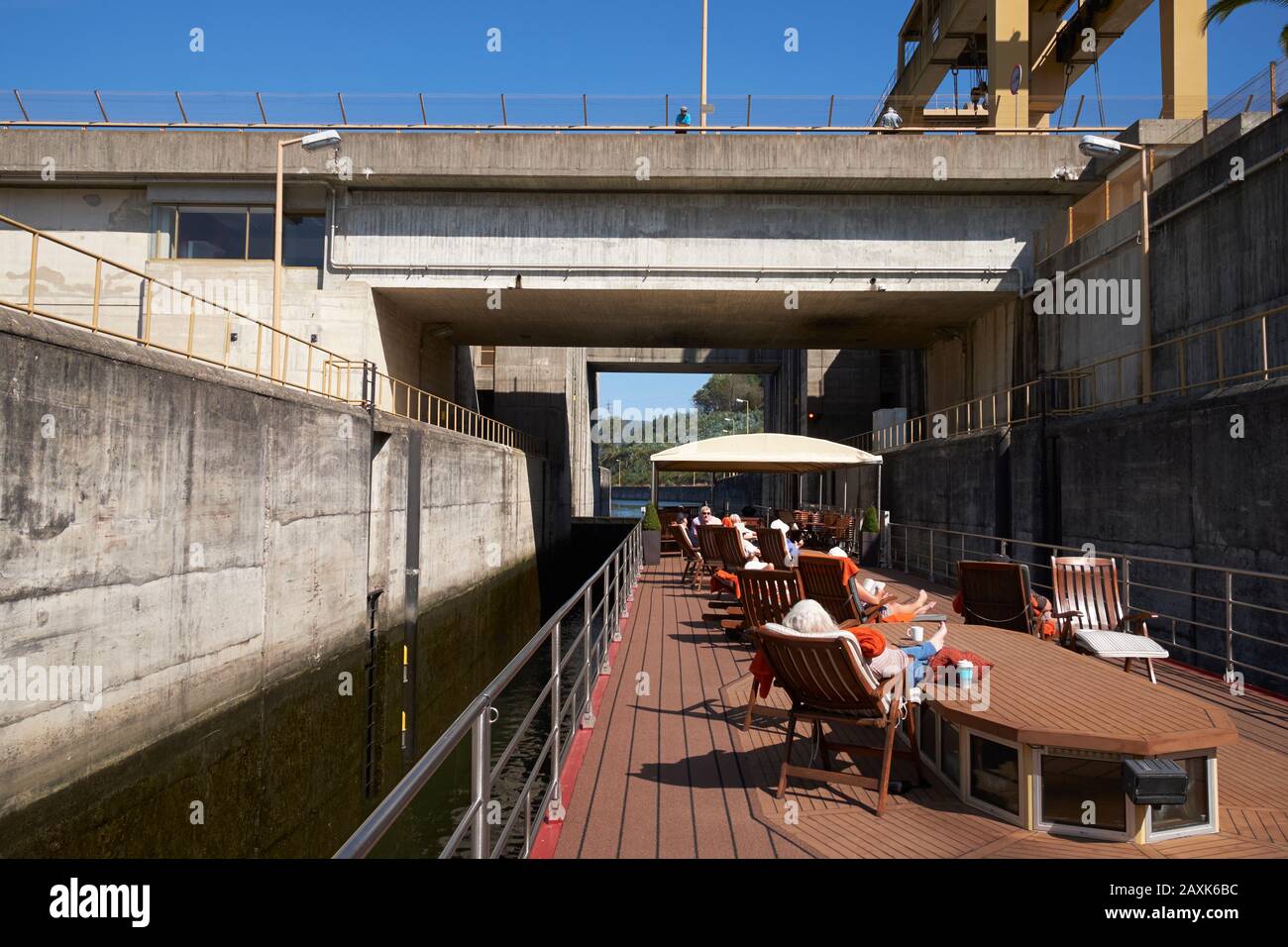 L'hôtel barge 'Esprit de Chartwell' en entrant dans une écluse sur le fleuve Douro, Portugal. Banque D'Images