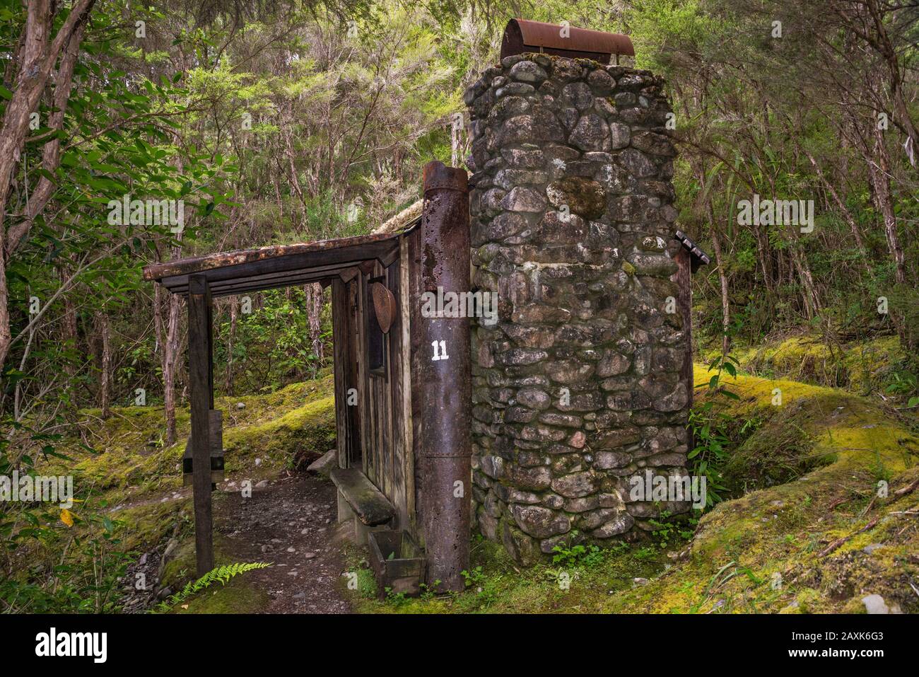 Gold Miners Cottage, Sentier Près Du Pont Swing À Buller River, Près De Murchison, Tasman District, South Island, Nouvelle-Zélande Banque D'Images