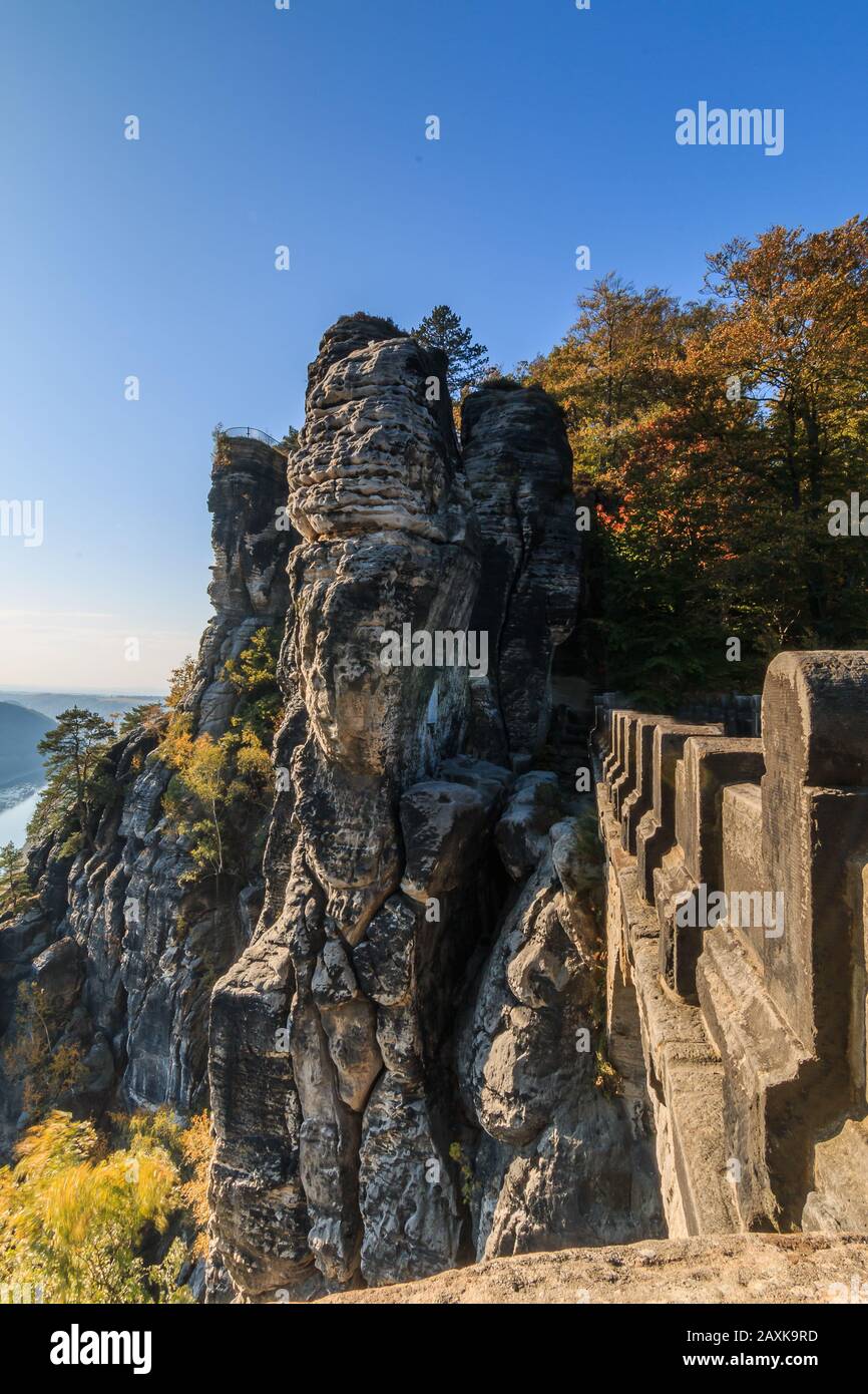 Vue partielle sur le pont de Bastei. Saxon Suisse avec rochers et arbres en automne sur la terrasse vue sur les montagnes de pierre de l'Elbe Banque D'Images