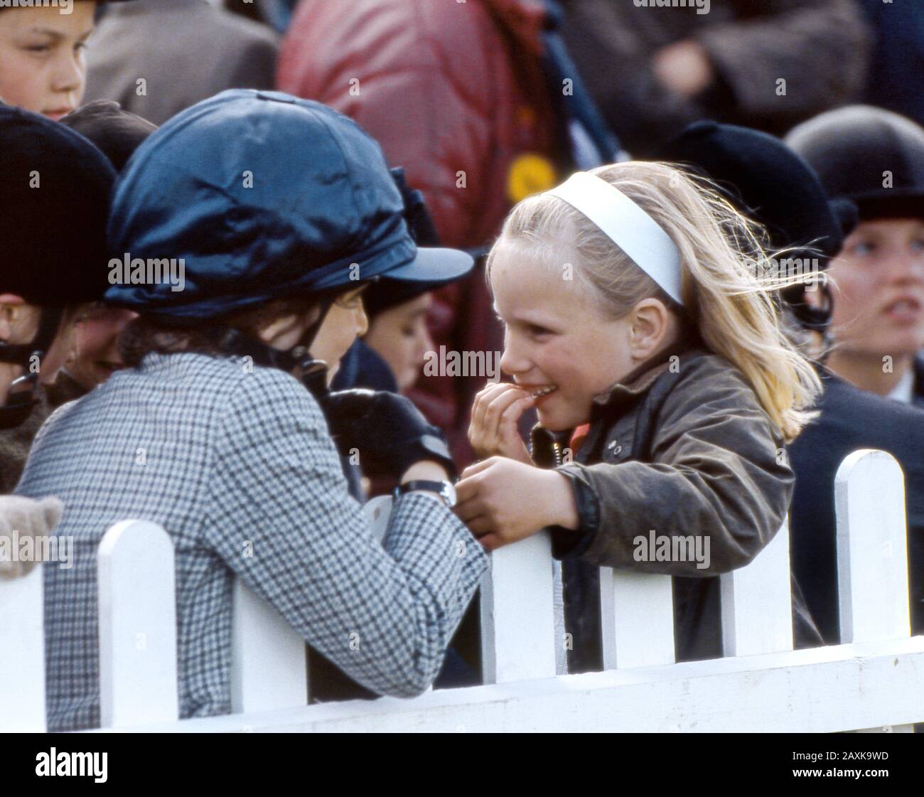Zara Phillips partage une blague avec ses amis à Windsor Horse Trials, Windsor, Angleterre, mai 1988 Banque D'Images