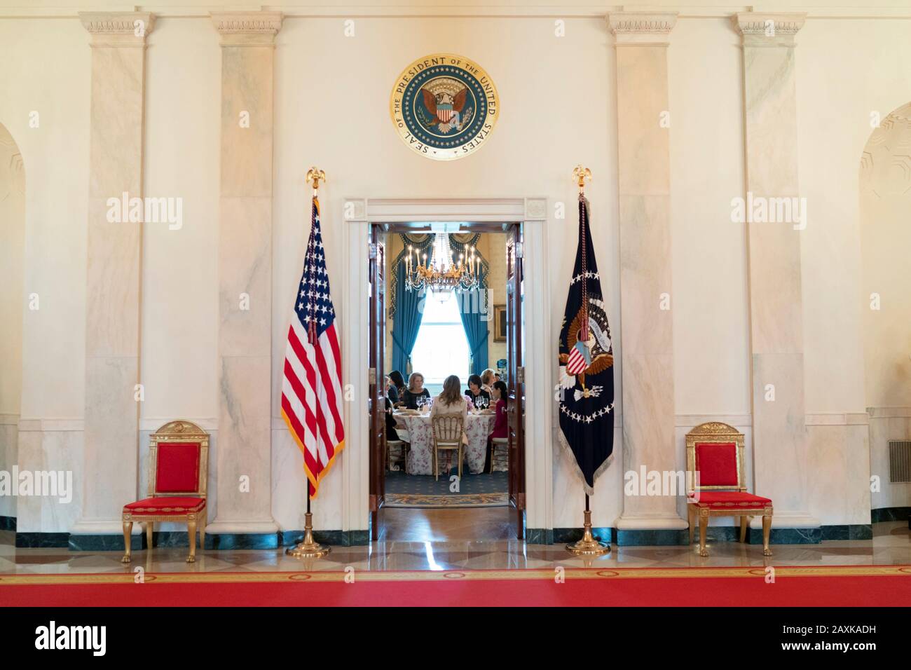 La première dame des États-Unis Melania Trump accueille le déjeuner pour les conjoints lors de la réunion annuelle des gouverneurs dans la salle bleue de la Maison Blanche le 10 février 2020 à Washington, DC. Banque D'Images