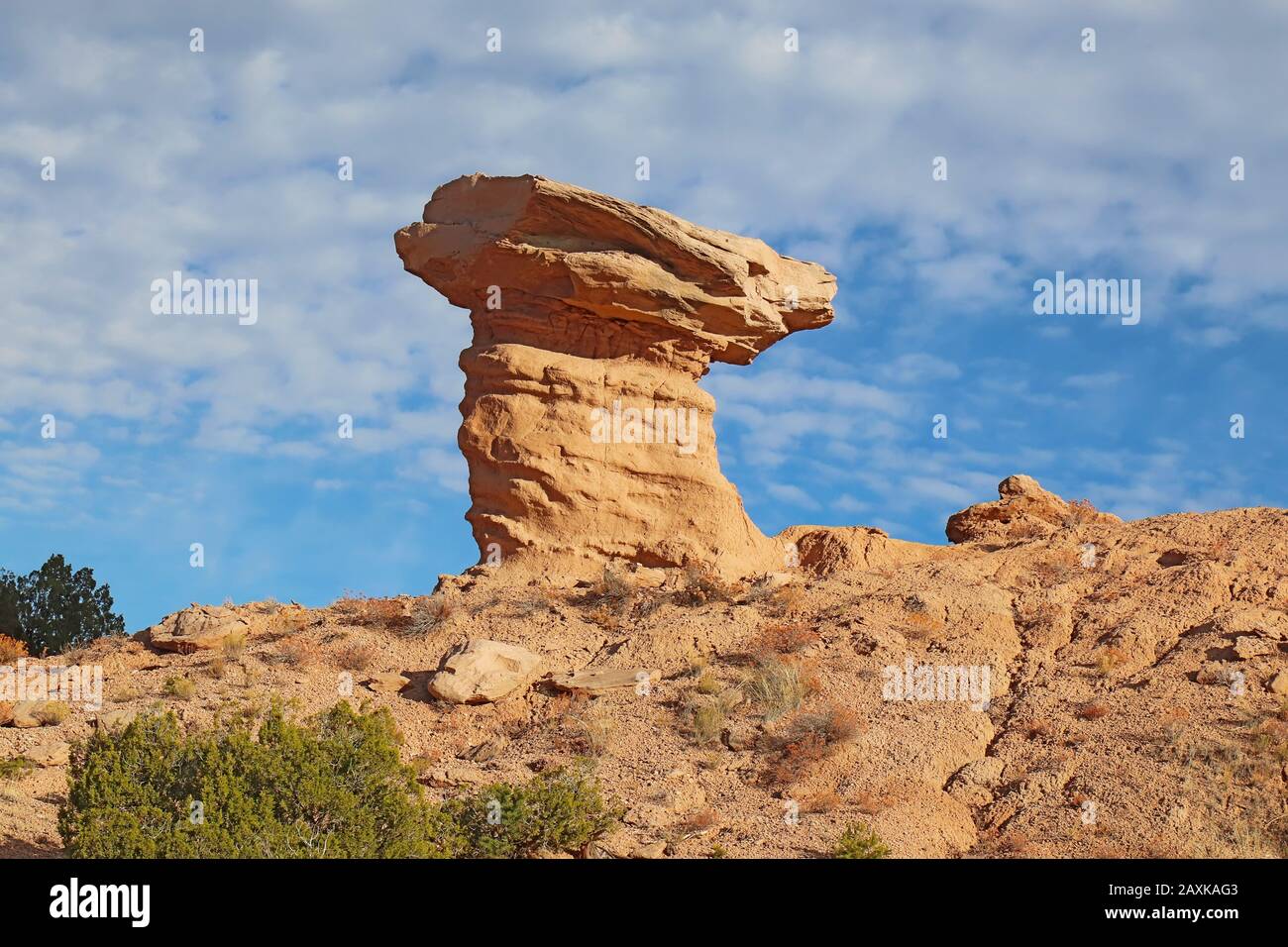 Le monument en grès rose Camel Rock, situé près du Pueblo Tesuque, juste à côté de l'autoroute 285 à quelques kilomètres au nord de Santa Fe, Nouveau-Mexique Banque D'Images