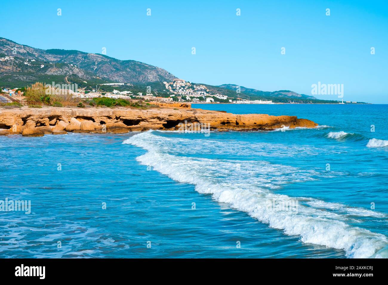 Vue sur les formations rocheuses de la plage Playa del Moro à Alcossebre, sur la Costa del Azahar, en Espagne, en hiver Banque D'Images