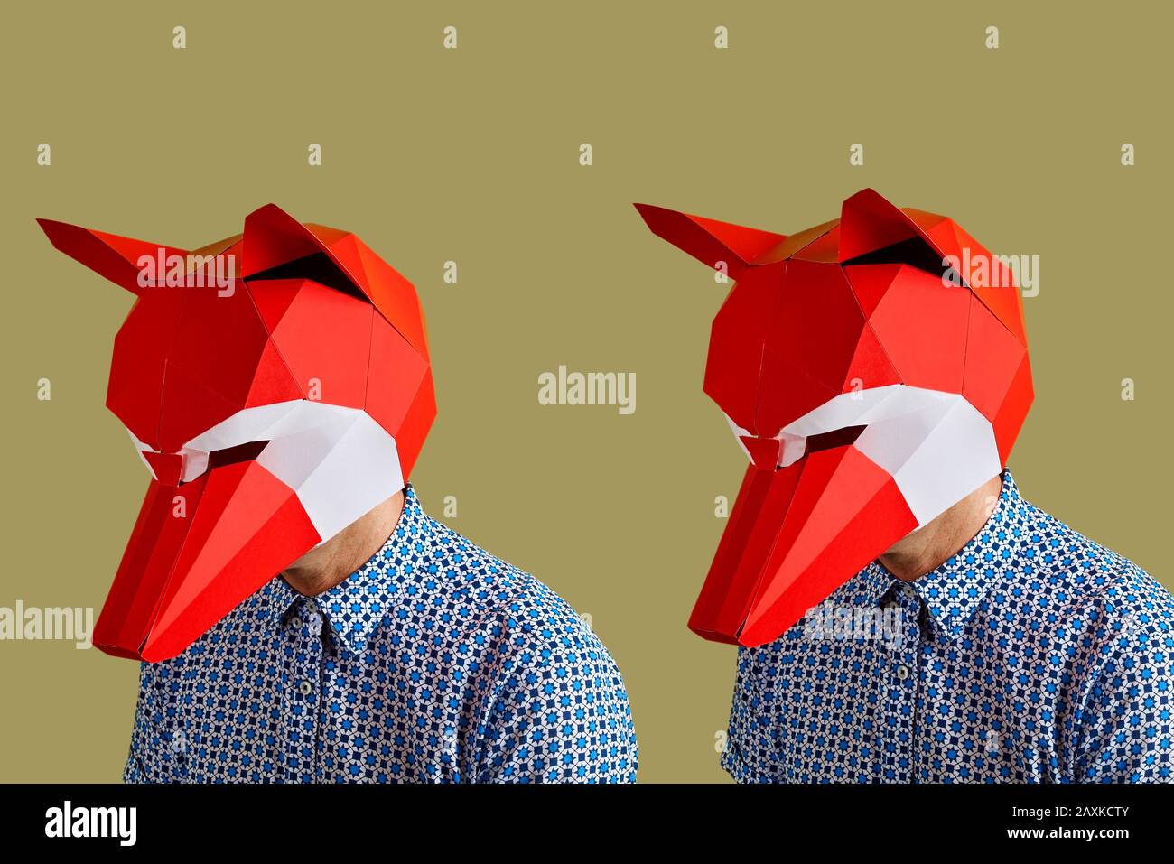 les jeunes hommes caucasiens portant des masques de renard rouge et blanc sur un fond jaune Banque D'Images