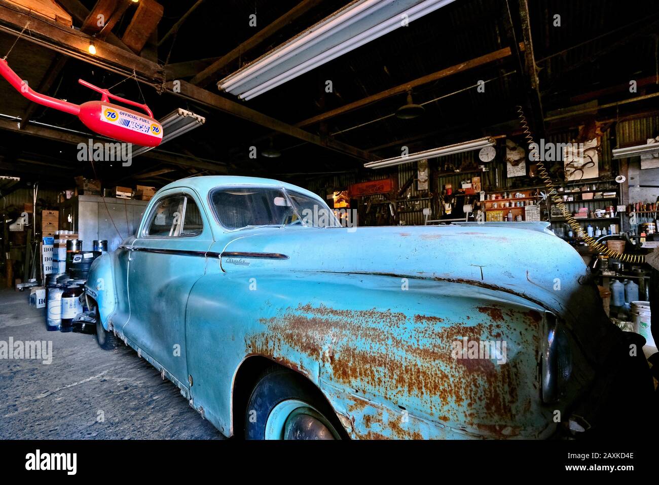 Voiture ancienne dans le garage derrière Ernie's Tin Bar sur Lakeville Highway, Petaluma, Californie, États-Unis Banque D'Images