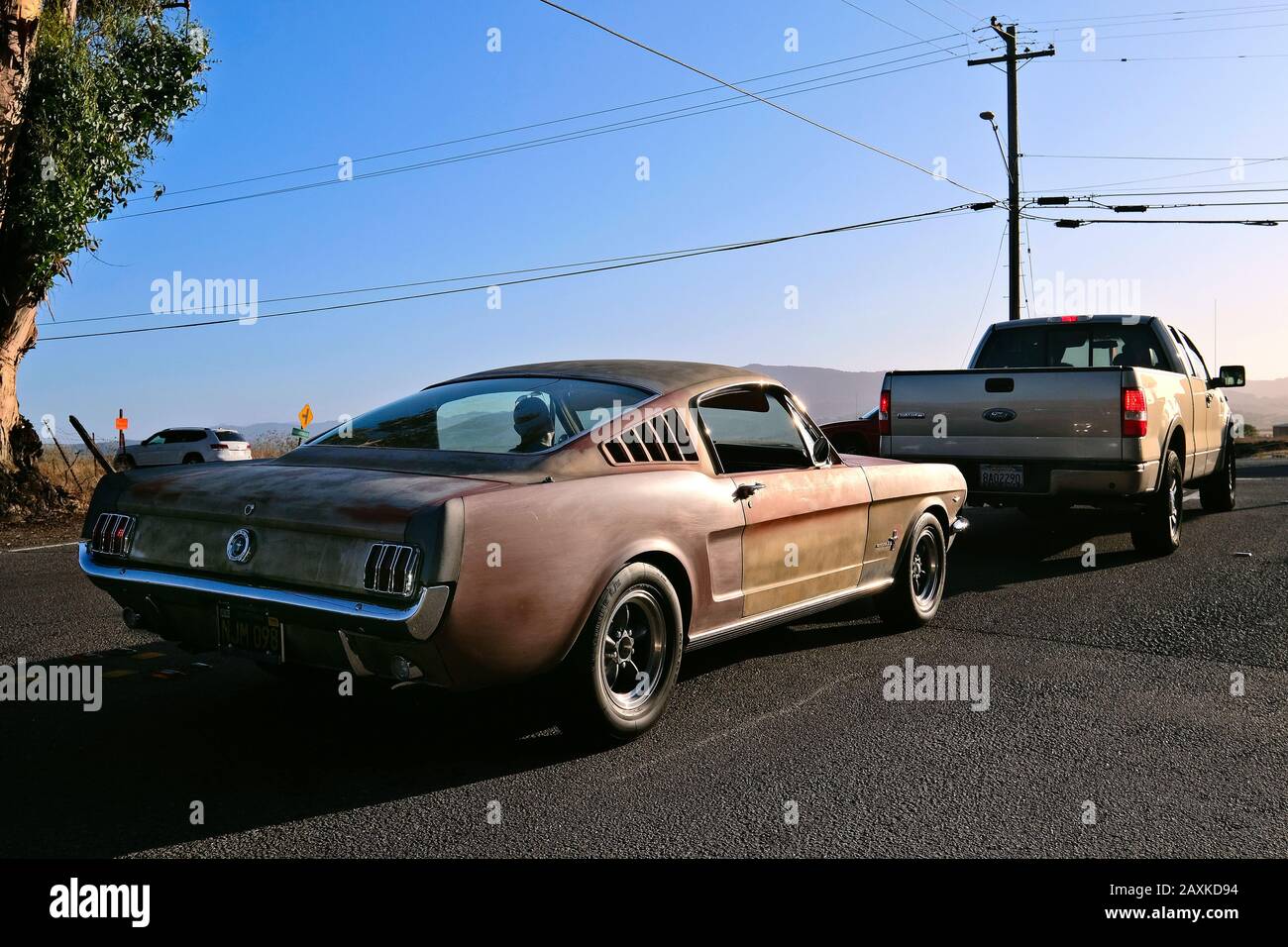 Rusty Ford Mustang Fastback sur l'autoroute Lakeville, Petaluma, Californie, États-Unis Banque D'Images