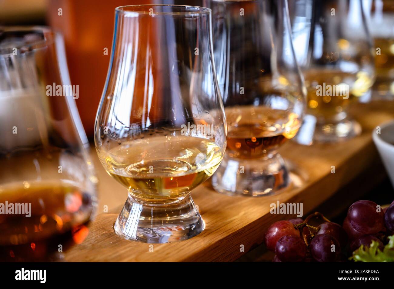 Vol de whisky écossais, dégustation de verres avec variété de malts simples ou de spiritueux de whisky mélangés lors de la visite de la distillerie en Ecosse, au Royaume-Uni Banque D'Images