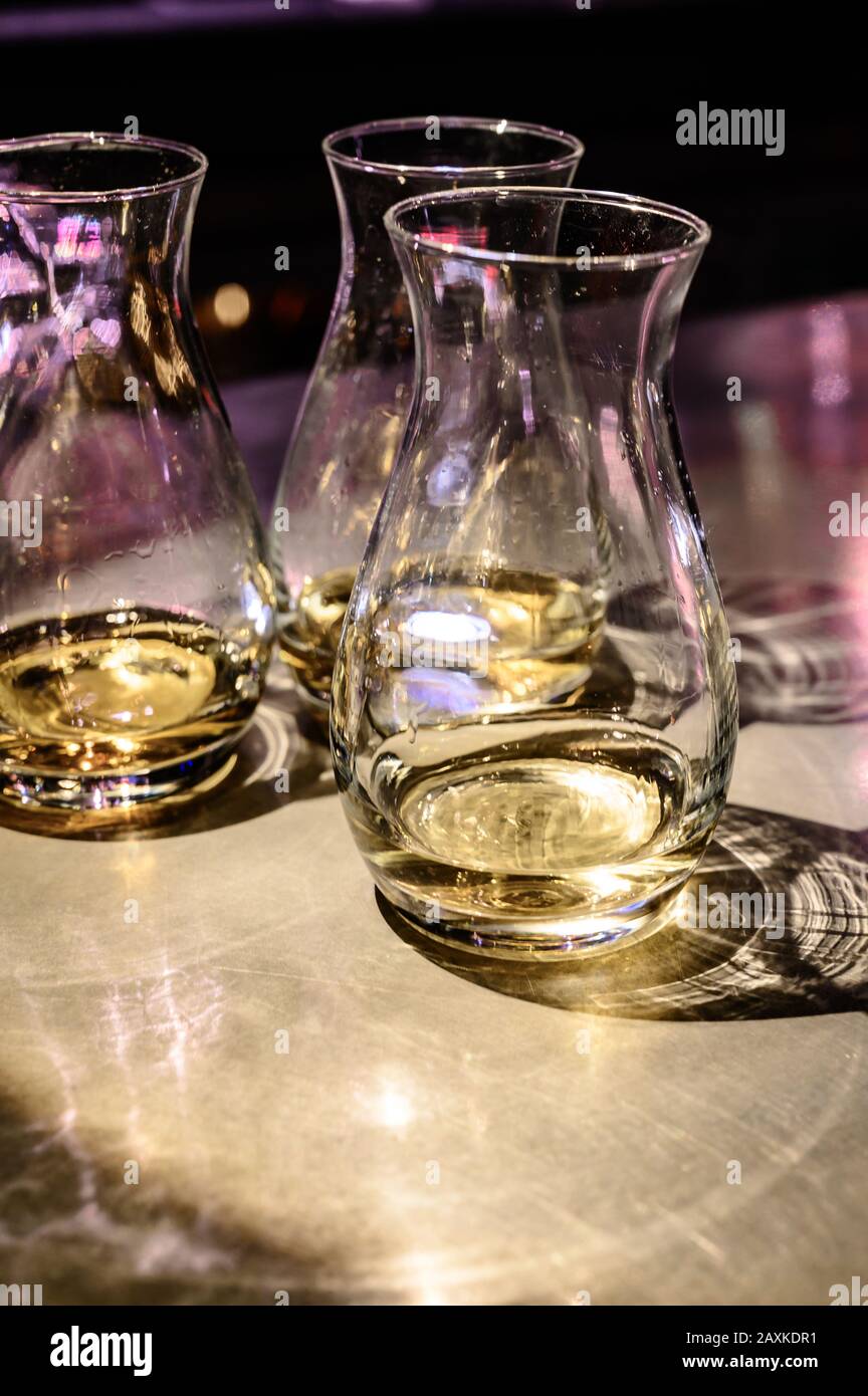 Vol de whisky écossais, dégustation de verres avec variété de malts simples ou de spiritueux de whisky mélangés lors de la visite de la distillerie au pub en Ecosse, au Royaume-Uni Banque D'Images