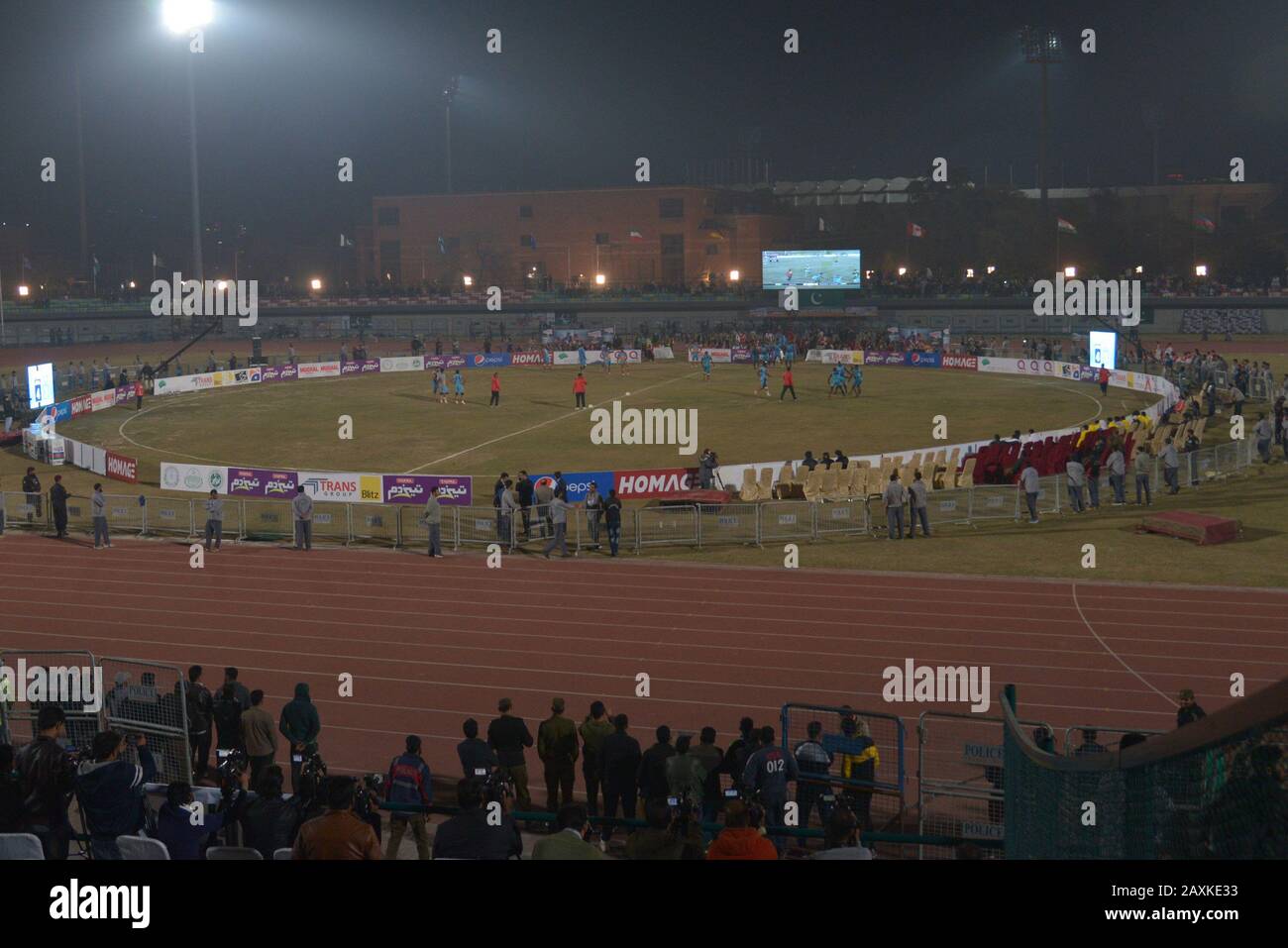 Les joueurs de Kabaddi semblent en action lors du match entre l'Inde et la Sierra Leone, alors que l'équipe indienne de Kabaddi gagne de 18-45 pendant la coupe du monde de Kabaddi 2020 au Punjab Stadium Lahore. La coupe du monde Kabaddi 2020 commence au Pakistan. Tout est prévu pour la "coupe du monde Kabaddi 2020" qui se tiendra dans trois villes de Lahore, de Faisalabad et de Gujrat du 9 au 16 février respectivement. L'événement est organisé conjointement par le gouvernement du Pendjab, le Sports Board Punjab (SBP) et la Pakistan Kabaddi Federation (PKF). (Photo De Rana Sajid Hussain/Pacific Press) Banque D'Images