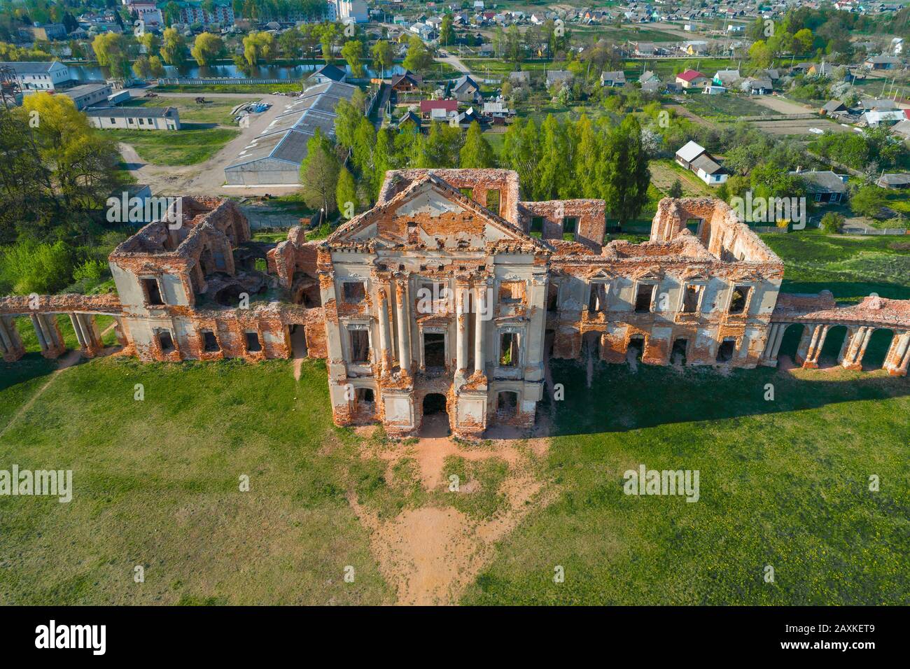 Les ruines antiques du palais des Princes Sapiega ferment une journée ensoleillée d'avril (tournage d'un quadricoptère). Ruzhany, Biélorussie Banque D'Images
