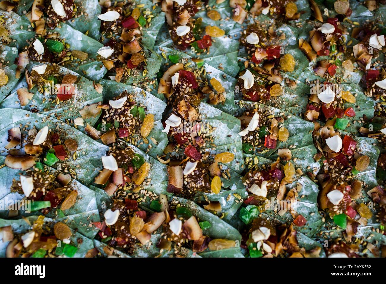 Gros angle de noix de bétel enveloppées dans des feuilles sur un marché de rue. Banque D'Images