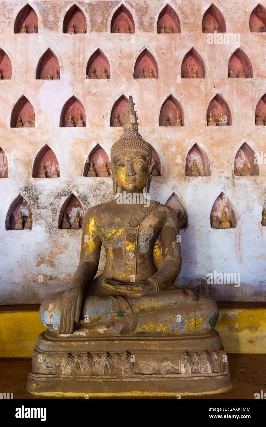 Wat si Saket, une collection de statues dans des niches murales, Vientiane, Laos Banque D'Images