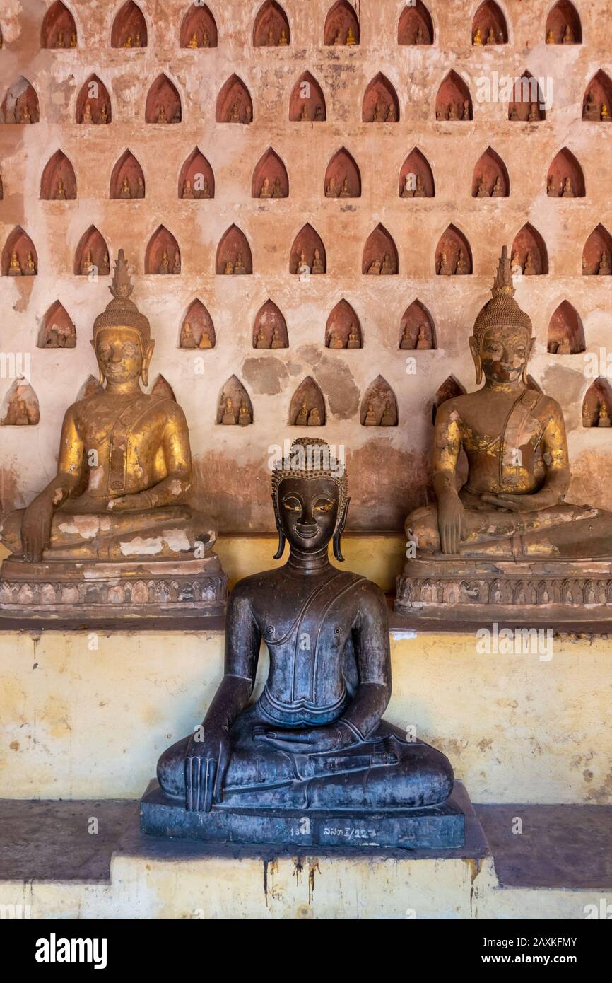 Wat si Saket, une collection de statues dans des niches murales, Vientiane, Laos Banque D'Images