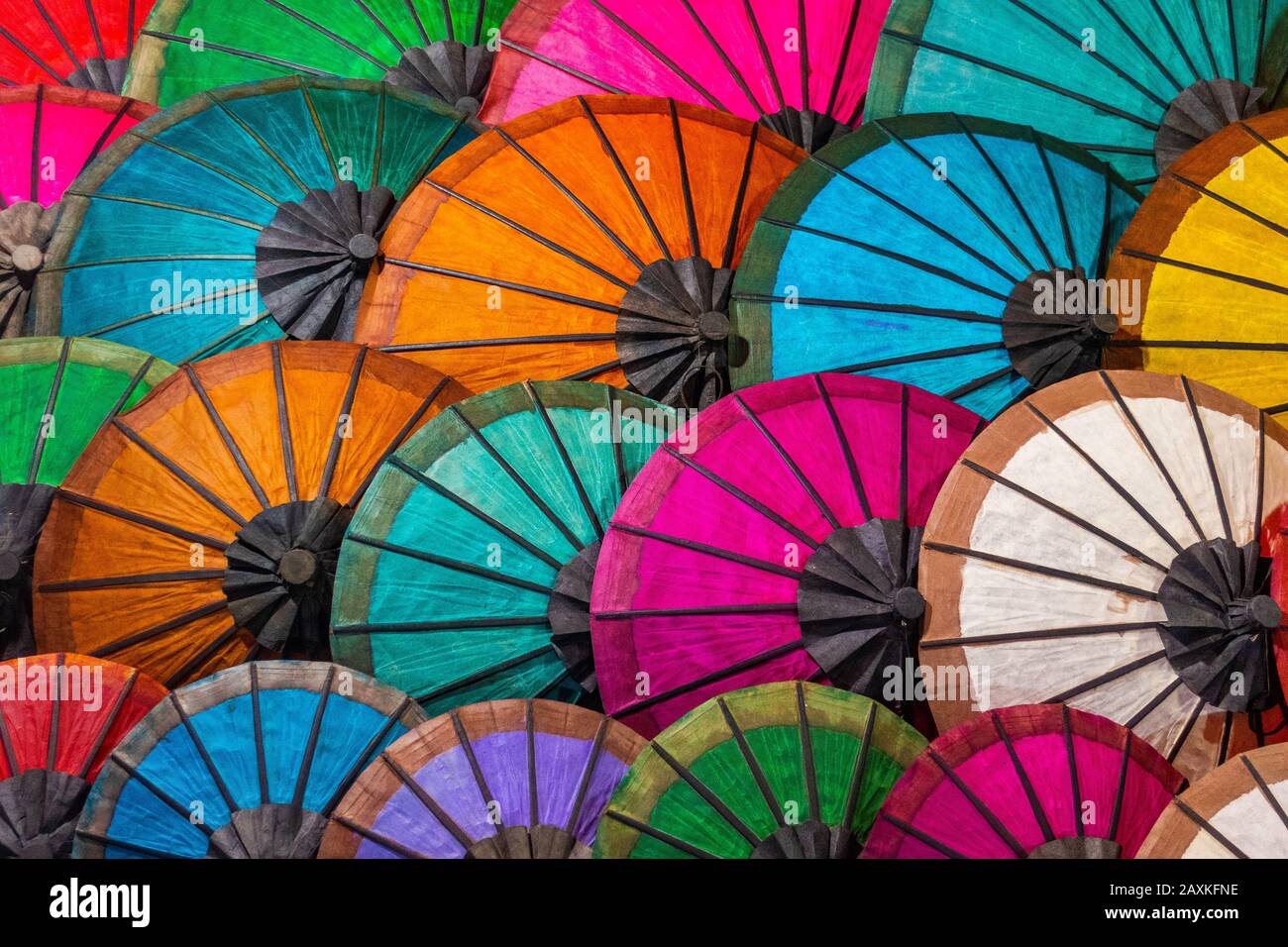 Parapluies Colorés Au Marché De La Rue À Luang Prabang, Laos Banque D'Images