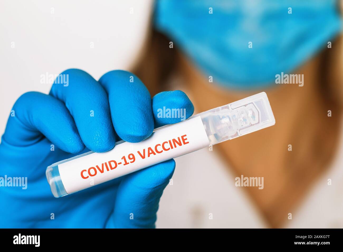 Le médecin tient dans sa main une ampoule avec un vaccin contre le coronavirus COVID-19, gros plan Banque D'Images