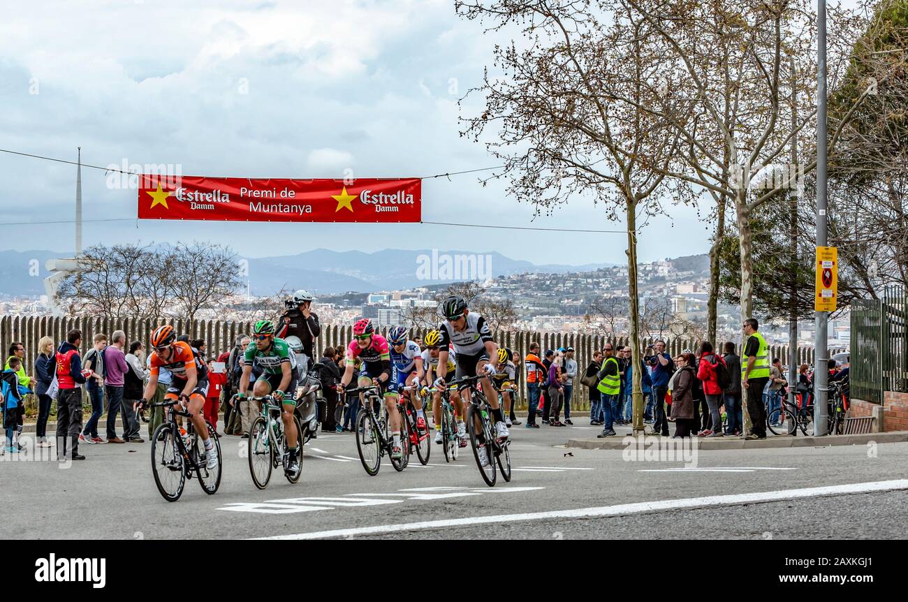 Barcelone, Espagne - 27 mars 2016 : la circonscription péloton de Volta Ciclista Catalunya, au sommet de Montjuic à Bracelona Espagne, le 27 mars 2016. Banque D'Images