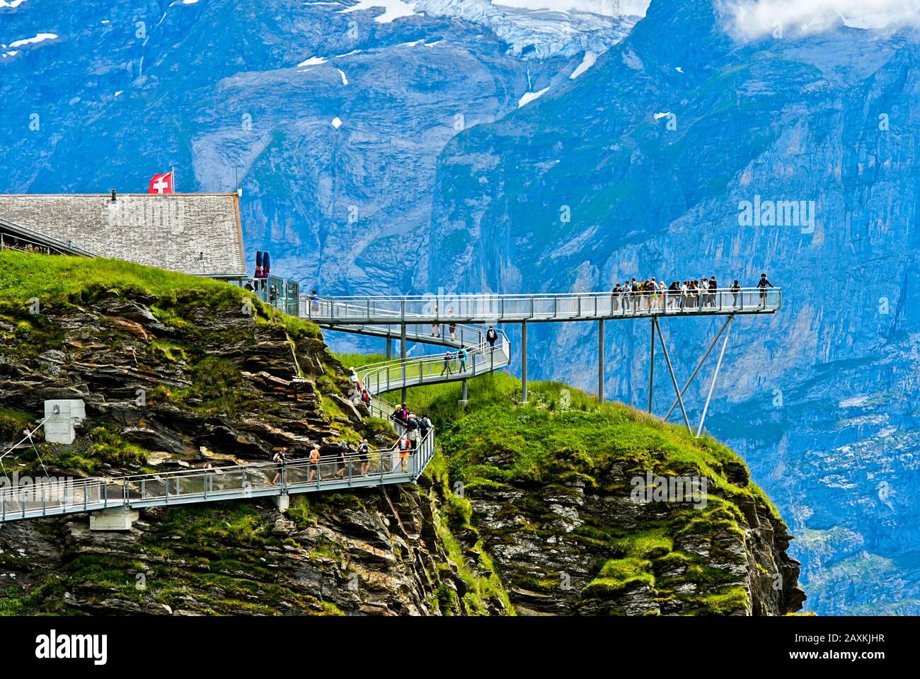 Sentier de montagne et plate-forme First Cliff Walk présenté par Tissot contre les parois rocheuses des Alpes bernoises, Grindelwald, Oberland bernois, Suisse Banque D'Images