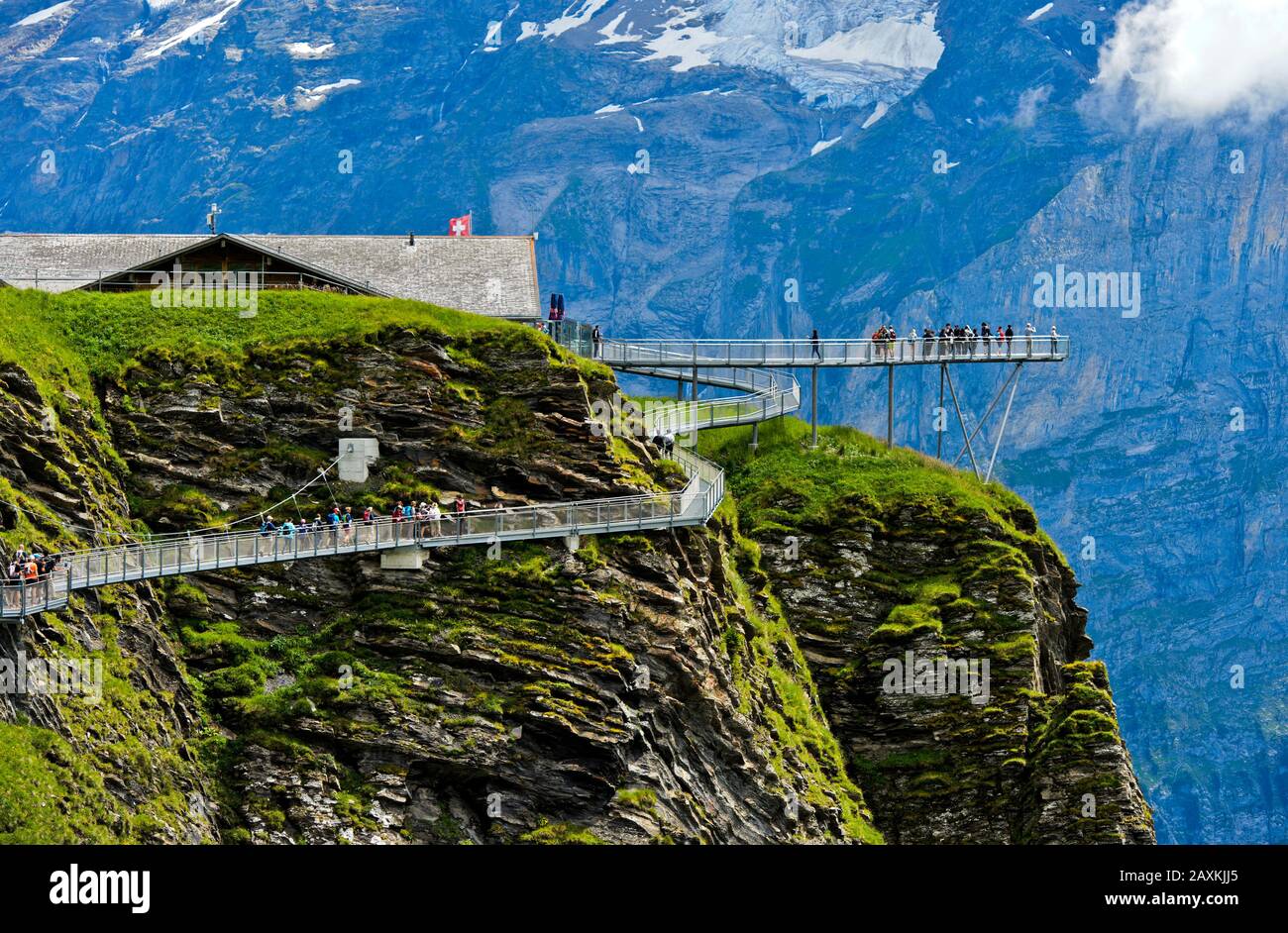 Sentier de montagne et plate-forme First Cliff Walk présenté par Tissot contre les parois rocheuses des Alpes bernoises, Grindelwald, Oberland bernois, Suisselan Banque D'Images