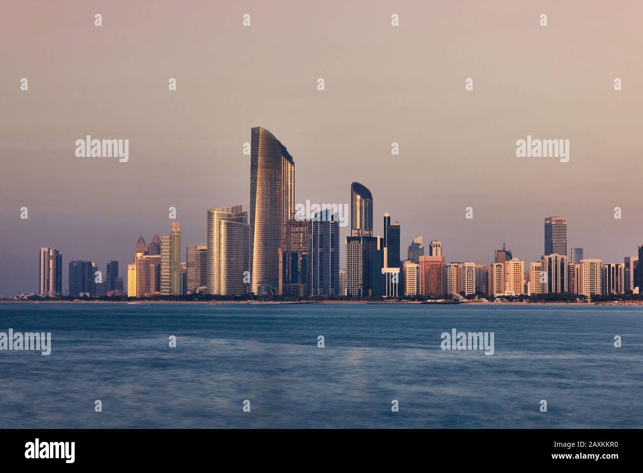 Horizon urbain avec gratte-ciel contre moody Sky. Paysage Urbain Abu Dhabi, Emirats Arabes Unis. Banque D'Images