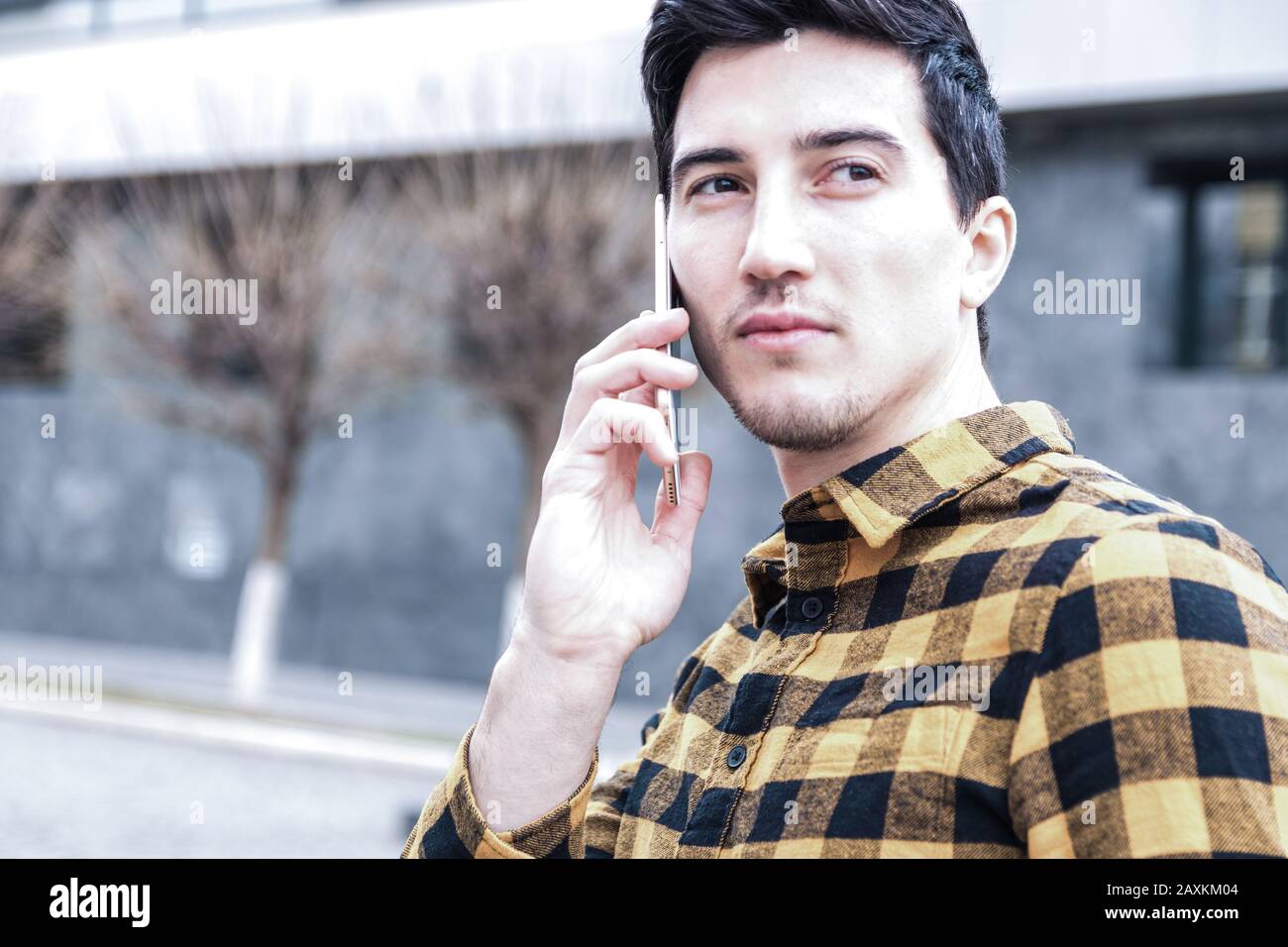 intimidation par téléphone. gros plan portrait d'un homme sérieux avec vue ciblée parlant sur le téléphone et regardant loin Banque D'Images