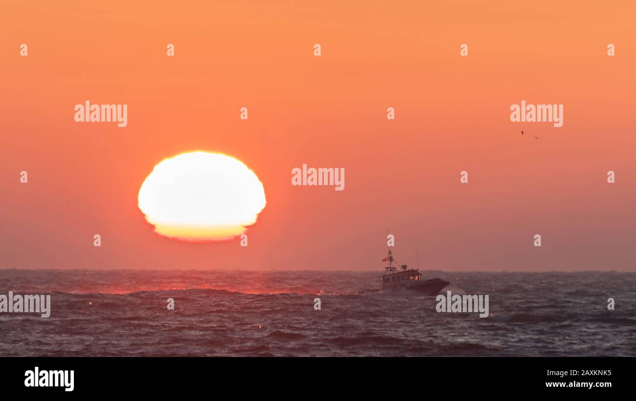 Le bateau de pêche revient au lever du soleil à Ramsgate, dans le Kent, au Royaume-Uni Banque D'Images Le bateau de pêche revient au lever du soleil à Ramsgate, dans le Kent, au Royaume-Uni Banque D'Images