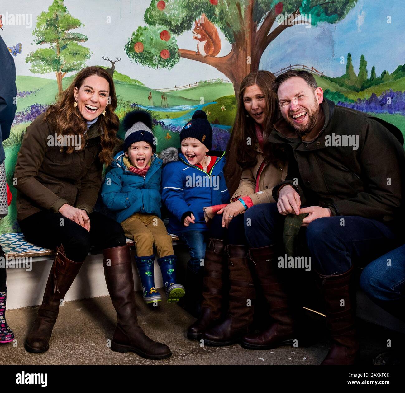 La duchesse de Cambridge (à gauche) rencontre des enfants et des parents locaux à la ferme ouverte Ark, à Newtownards, près de Belfast, où elle a rencontré des parents et des grands-parents pour discuter de leur expérience de la collecte de jeunes enfants pour son enquête sur la petite enfance. Banque D'Images