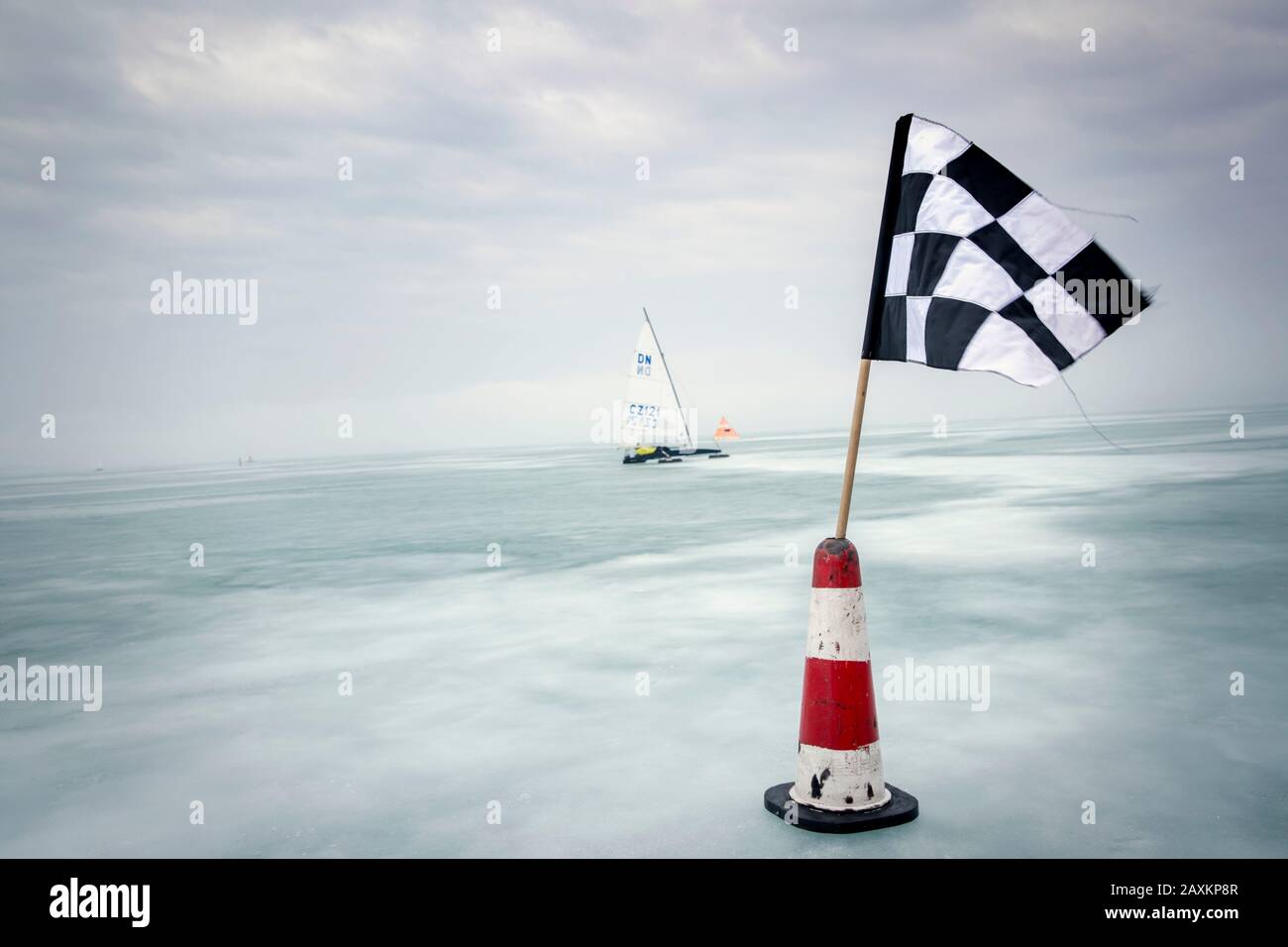 Championnat européen de voile sur glace sur le Balaton / Balaton en Hongrie, la marque de régate orange et la bannière de limite avec la piste de régate Banque D'Images