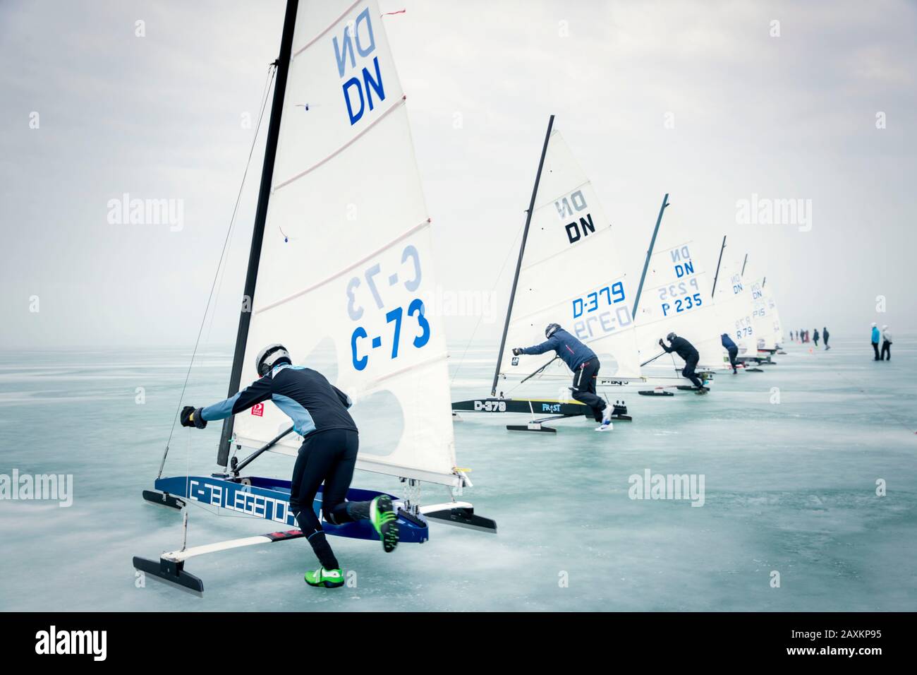 Championnat européen de voile sur le lac Balaton en Hongrie, les participants de la régate poussent leurs bateaux après le signal de démarrage pour monter un Banque D'Images