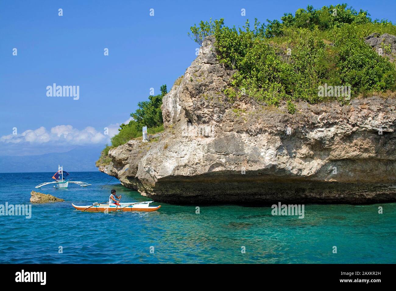 Fischer mit Auslegerbooten bei Pescador Island, bekannter Tauchplatz und Marine Park, Moalboal, Cebu, Philippinen | Pêcheurs avec bateaux à moteur Banque D'Images