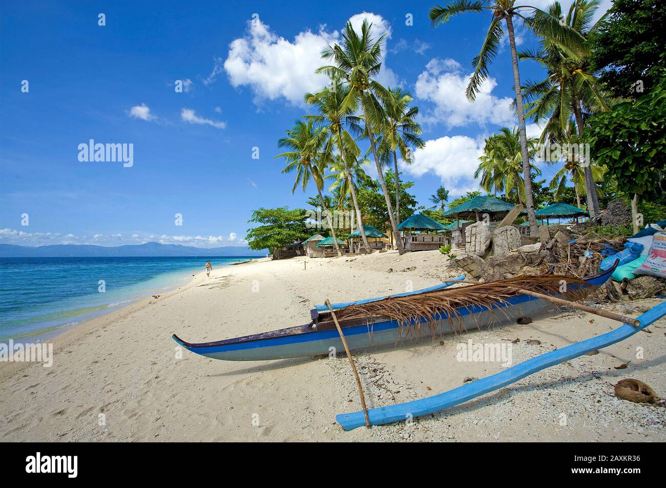 Kleines Auslegerboot am White Beach, Moalboal, Cebu, Philippinen | petit bateau à moteur à White Beach, Moalboal, Cebu, Philippines Banque D'Images