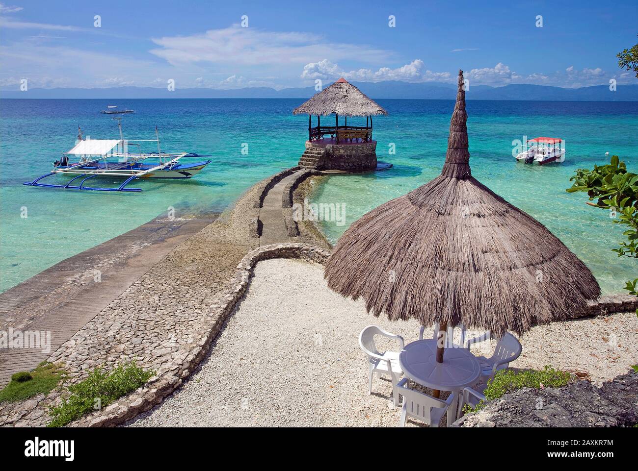 Jetée de la petite station Dolphin House à White Beach, Moalboal, Cebu, Philippines Banque D'Images